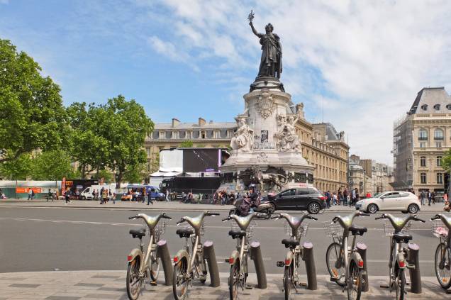 <strong>Place de la République – <a href="https://viajeaqui.abril.com.br/cidades/franca-paris" target="_blank" rel="noopener">Paris </a>– <a href="https://beta-develop.viagemeturismo.abril.com.br/paises/franca-2/" target="_blank" rel="noopener">França </a></strong> A praça marca o entroncamento de diversas avenidas essenciais da Cidade Luz e um dos principais palcos de manifestações populares, sejam elas culturais ou políticas. A praça é acessível apenas a pedestres e ciclistas. Antigamente era chamada de Place du Château-d’Eau, mas mudou de nome em homenagem à terceira república francesa em 1879. Ela ocupa hoje um espaço onde havia uma porta de saída da cidade de Paris desde o século 12, que ficava em frente à sede da Ordem dos Cavaleiros Templários, mas foi demolida por Napoleão. A Rue du Temple, ali do lado, existe até hoje e é uma das mais velhas da capital francesa <a href="https://www.booking.com/searchresults.pt-br.html?aid=332455&sid=d98f25c4d6d5f89238aebe98e11a09ba&sb=1&src=searchresults&src_elem=sb&error_url=https%3A%2F%2Fwww.booking.com%2Fsearchresults.pt-br.html%3Faid%3D332455%3Bsid%3Dd98f25c4d6d5f89238aebe98e11a09ba%3Btmpl%3Dsearchresults%3Bac_click_type%3Db%3Bac_position%3D0%3Bcity%3D20088325%3Bclass_interval%3D1%3Bdest_id%3D-2960561%3Bdest_type%3Dcity%3Bdtdisc%3D0%3Bfrom_sf%3D1%3Bgroup_adults%3D2%3Bgroup_children%3D0%3Biata%3DMOW%3Binac%3D0%3Bindex_postcard%3D0%3Blabel_click%3Dundef%3Bno_rooms%3D1%3Boffset%3D0%3Bpostcard%3D0%3Braw_dest_type%3Dcity%3Broom1%3DA%252CA%3Bsb_price_type%3Dtotal%3Bsearch_selected%3D1%3Bshw_aparth%3D1%3Bslp_r_match%3D0%3Bsrc%3Dsearchresults%3Bsrc_elem%3Dsb%3Bsrpvid%3D8b057a86f24c02d6%3Bss%3DMoscou%252C%2520R%25C3%25BAssia%3Bss_all%3D0%3Bss_raw%3Dmoscou%3Bssb%3Dempty%3Bsshis%3D0%3Bssne%3DNova%2520York%3Bssne_untouched%3DNova%2520York%26%3B&ss=Paris%2C+%C3%8Ele-de-France%2C+Fran%C3%A7a&is_ski_area=&ssne=Moscou&ssne_untouched=Moscou&city=-2960561&checkin_year=&checkin_month=&checkout_year=&checkout_month=&group_adults=2&group_children=0&no_rooms=1&from_sf=1&ss_raw=paris&ac_position=0&ac_langcode=xb&ac_click_type=b&dest_id=-1456928&dest_type=city&iata=PAR&place_id_lat=48.856682&place_id_lon=2.351476&search_pageview_id=8b057a86f24c02d6&search_selected=true&search_pageview_id=8b057a86f24c02d6&ac_suggestion_list_length=5&ac_suggestion_theme_list_length=0" target="_blank" rel="noopener"><em>Busque hospedagem em Paris</em></a> <strong>Place de la République – <a href="https://viajeaqui.abril.com.br/cidades/franca-paris" target="_blank" rel="noopener">Paris </a>– <a href="https://beta-develop.viagemeturismo.abril.com.br/paises/franca-2/" target="_blank" rel="noopener">França </a></strong> A praça marca o entroncamento de diversas avenidas essenciais da Cidade Luz e um dos principais palcos de manifestações populares, sejam elas culturais ou políticas. A praça é acessível apenas a pedestres e ciclistas. Antigamente era chamada de Place du Château-d’Eau, mas mudou de nome em homenagem à terceira república francesa em 1879. Ela ocupa hoje um espaço onde havia uma porta de saída da cidade de Paris desde o século 12, que ficava em frente à sede da Ordem dos Cavaleiros Templários, mas foi demolida por Napoleão. A Rue du Temple, ali do lado, existe até hoje e é uma das mais velhas da capital francesa <a href="https://www.booking.com/searchresults.pt-br.html?aid=332455&sid=d98f25c4d6d5f89238aebe98e11a09ba&sb=1&src=searchresults&src_elem=sb&error_url=https%3A%2F%2Fwww.booking.com%2Fsearchresults.pt-br.html%3Faid%3D332455%3Bsid%3Dd98f25c4d6d5f89238aebe98e11a09ba%3Btmpl%3Dsearchresults%3Bac_click_type%3Db%3Bac_position%3D0%3Bcity%3D20088325%3Bclass_interval%3D1%3Bdest_id%3D-2960561%3Bdest_type%3Dcity%3Bdtdisc%3D0%3Bfrom_sf%3D1%3Bgroup_adults%3D2%3Bgroup_children%3D0%3Biata%3DMOW%3Binac%3D0%3Bindex_postcard%3D0%3Blabel_click%3Dundef%3Bno_rooms%3D1%3Boffset%3D0%3Bpostcard%3D0%3Braw_dest_type%3Dcity%3Broom1%3DA%252CA%3Bsb_price_type%3Dtotal%3Bsearch_selected%3D1%3Bshw_aparth%3D1%3Bslp_r_match%3D0%3Bsrc%3Dsearchresults%3Bsrc_elem%3Dsb%3Bsrpvid%3D8b057a86f24c02d6%3Bss%3DMoscou%252C%2520R%25C3%25BAssia%3Bss_all%3D0%3Bss_raw%3Dmoscou%3Bssb%3Dempty%3Bsshis%3D0%3Bssne%3DNova%2520York%3Bssne_untouched%3DNova%2520York%26%3B&ss=Paris%2C+%C3%8Ele-de-France%2C+Fran%C3%A7a&is_ski_area=&ssne=Moscou&ssne_untouched=Moscou&city=-2960561&checkin_year=&checkin_month=&checkout_year=&checkout_month=&group_adults=2&group_children=0&no_rooms=1&from_sf=1&ss_raw=paris&ac_position=0&ac_langcode=xb&ac_click_type=b&dest_id=-1456928&dest_type=city&iata=PAR&place_id_lat=48.856682&place_id_lon=2.351476&search_pageview_id=8b057a86f24c02d6&search_selected=true&search_pageview_id=8b057a86f24c02d6&ac_suggestion_list_length=5&ac_suggestion_theme_list_length=0" target="_blank" rel="noopener"><em>Busque hospedagem em Paris</em></a>