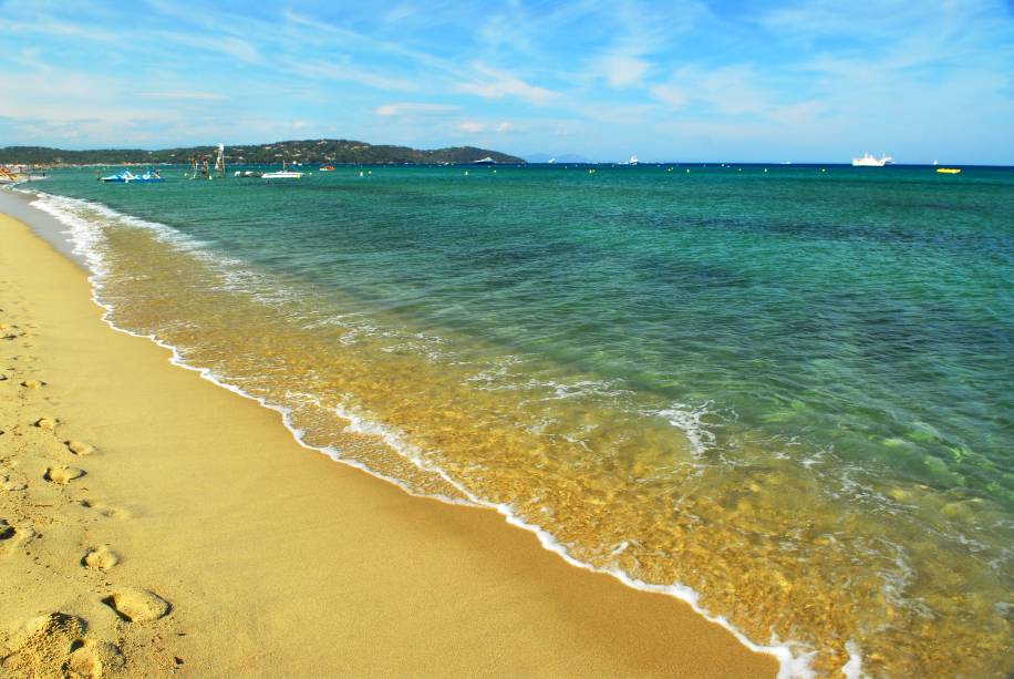 <strong>Plage de Pampelonne, St. Tropez, <a href="https://viajeaqui.abril.com.br/paises/franca" rel="França" target="_self">França</a> </strong> St. Tropez é um sonho pra qualquer um que se aventure pelas águas do Mediterrâneo. Na região, a Plage de Pampelonne encanta com seus cenários limpíssimos e bem propícios a passeios de barco e pedalinho. Ao redor, há beach clubs pra fazer a festa dos turistas <em><a href="https://www.booking.com/city/fr/saint-tropez.pt-br.html?sid=5b28d827ef00573fdd3b49a282e323ef;dcid=4aid=332455&label=viagemabril-as-mais-belas-praias-do-mediterraneo" rel="Veja preços de hotéis em Saint-Tropez no Booking.com" target="_blank">Veja preços de hotéis em Saint-Tropez no Booking.com</a></em> <strong>Plage de Pampelonne, St. Tropez, <a href="https://viajeaqui.abril.com.br/paises/franca" rel="França" target="_self">França</a> </strong> St. Tropez é um sonho pra qualquer um que se aventure pelas águas do Mediterrâneo. Na região, a Plage de Pampelonne encanta com seus cenários limpíssimos e bem propícios a passeios de barco e pedalinho. Ao redor, há beach clubs pra fazer a festa dos turistas <em><a href="https://www.booking.com/city/fr/saint-tropez.pt-br.html?sid=5b28d827ef00573fdd3b49a282e323ef;dcid=4aid=332455&label=viagemabril-as-mais-belas-praias-do-mediterraneo" rel="Veja preços de hotéis em Saint-Tropez no Booking.com" target="_blank">Veja preços de hotéis em Saint-Tropez no Booking.com</a></em>