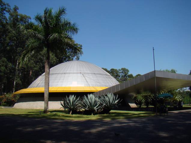 <strong>São Paulo</strong> <a href="https://viajeaqui.abril.com.br/cidades/br-sp-sao-paulo" rel="São Paulo" target="_blank">São Paulo</a>? Fala sério! O que uma cidade cinza e sem praia pode oferecer a uma criança? Simples: os melhores museus do país. No <a href="https://viajeaqui.abril.com.br/estabelecimentos/br-sp-sao-paulo-atracao-museu-de-arte-de-sao-paulo-masp" rel="Masp" target="_blank">Masp</a>, ela se deliciará com as cores de Van Gogh e Azul e Rosa, de Renoir. Para os que gostam de esportes, há grandes campos e o bem montado <a href="https://viajeaqui.abril.com.br/estabelecimentos/br-sp-sao-paulo-atracao-museu-do-futebol" rel="Museu no Futebol" target="_blank">Museu do Futebol</a>. No <a href="https://viajeaqui.abril.com.br/estabelecimentos/br-sp-sao-paulo-atracao-catavento" rel="Catavento" target="_blank">Catavento</a>, interatividade e recursos audiovisuais são utilizados à exaustão para mostrar de forma muito divertida princípios da ciência e da tecnologia. Mas não é só isso: elas se divertirão com a variedade de restaurantes da cidade, viajarão pelas estrelas do <a href="https://viajeaqui.abril.com.br/estabelecimentos/br-sp-sao-paulo-atracao-planetario-do-ibirapuera" rel="planetário " target="_blank">planetário</a> (foto) do <a href="https://viajeaqui.abril.com.br/estabelecimentos/br-sp-sao-paulo-atracao-parque-do-ibirapuera" rel="Parque do Ibirapuera" target="_blank">Parque do Ibirapuera</a>, para as profundezas de rios e mares no <a href="https://viajeaqui.abril.com.br/estabelecimentos/br-sp-sao-paulo-atracao-aquario-de-sao-paulo" rel="Aquário São Paulo " target="_blank">Aquário São Paulo</a> e poderão ver o local onde Dom Pedro I deu o grito da <a href="https://viajeaqui.abril.com.br/estabelecimentos/br-sp-sao-paulo-atracao-museu-paulista-do-ipiranga" rel="independência" target="_blank">independência</a> <strong>São Paulo</strong> <a href="https://viajeaqui.abril.com.br/cidades/br-sp-sao-paulo" rel="São Paulo" target="_blank">São Paulo</a>? Fala sério! O que uma cidade cinza e sem praia pode oferecer a uma criança? Simples: os melhores museus do país. No <a href="https://viajeaqui.abril.com.br/estabelecimentos/br-sp-sao-paulo-atracao-museu-de-arte-de-sao-paulo-masp" rel="Masp" target="_blank">Masp</a>, ela se deliciará com as cores de Van Gogh e Azul e Rosa, de Renoir. Para os que gostam de esportes, há grandes campos e o bem montado <a href="https://viajeaqui.abril.com.br/estabelecimentos/br-sp-sao-paulo-atracao-museu-do-futebol" rel="Museu no Futebol" target="_blank">Museu do Futebol</a>. No <a href="https://viajeaqui.abril.com.br/estabelecimentos/br-sp-sao-paulo-atracao-catavento" rel="Catavento" target="_blank">Catavento</a>, interatividade e recursos audiovisuais são utilizados à exaustão para mostrar de forma muito divertida princípios da ciência e da tecnologia. Mas não é só isso: elas se divertirão com a variedade de restaurantes da cidade, viajarão pelas estrelas do <a href="https://viajeaqui.abril.com.br/estabelecimentos/br-sp-sao-paulo-atracao-planetario-do-ibirapuera" rel="planetário " target="_blank">planetário</a> (foto) do <a href="https://viajeaqui.abril.com.br/estabelecimentos/br-sp-sao-paulo-atracao-parque-do-ibirapuera" rel="Parque do Ibirapuera" target="_blank">Parque do Ibirapuera</a>, para as profundezas de rios e mares no <a href="https://viajeaqui.abril.com.br/estabelecimentos/br-sp-sao-paulo-atracao-aquario-de-sao-paulo" rel="Aquário São Paulo " target="_blank">Aquário São Paulo</a> e poderão ver o local onde Dom Pedro I deu o grito da <a href="https://viajeaqui.abril.com.br/estabelecimentos/br-sp-sao-paulo-atracao-museu-paulista-do-ipiranga" rel="independência" target="_blank">independência</a>