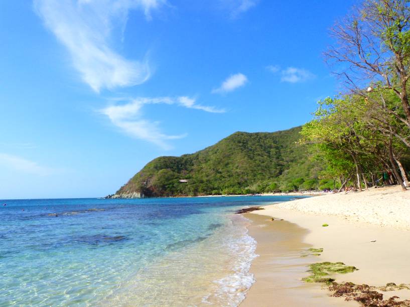 <strong>Santa Marta</strong>    Localizada no Caribe colombiano, a exótica cidade de Santa Marta tem múltiplos encantos, repleto de atividades atrativas para turistas aventureiros que amam a natureza. Uma delas é a Cristal Beach, de um belo mar azul transparente, localizada no Parque Tayrona    <em><a href="https://www.booking.com/city/co/santa-marta.pt-br.html?aid=332455&label=viagemabril-cenarios-da-colombia" rel="Veja preços de hotéis em Santa Marta no Booking.com" target="_blank">Veja preços de hotéis em Santa Marta no Booking.com</a></em>