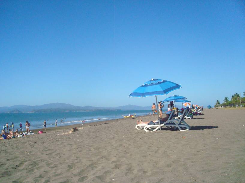 <strong>Puntarenas</strong> abriga um dos principais portos da Costa Rica do lado do <strong>Pacífico</strong>, além de ser a praia mais próxima a San José, capital da Costa Rica.Por isso, ela é ponto de partida para diversas praias da região e sua praia urbana é provavelmente a mais cheia que você vai encontrar na sua viagem. Ainda sim, é vazia se compararmos com o Rio e tem um belíssimo por do sol que está à sua espera.
