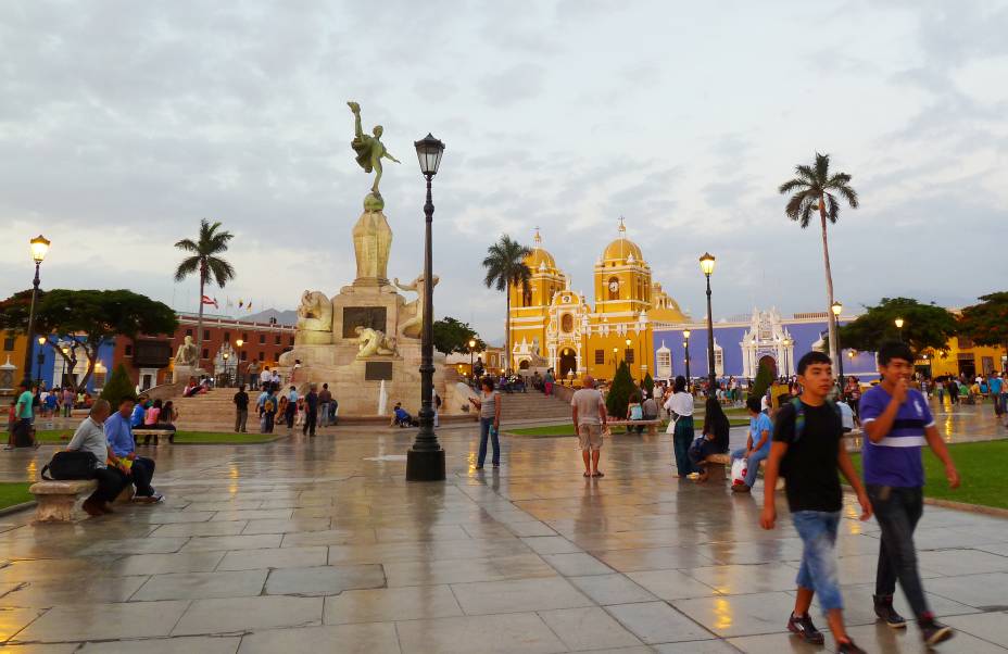 A cidade de Trujillo, localizada ao norte do país, é a porta de entrada para acessar os belos sítios arqueológicos que caracterizam o Peru. No entanto, há muito mais do que isso por aqui. Considerada uma das primeiras cidades fundadas pelos espanhóis na <a href="https://viajeaqui.abril.com.br/continentes/america-do-sul" target="_blank">América do Sul</a>, ela possui um Centro Histórico repleto de construções datadas da era republicana, entre as quais destaca-se a Catedral de Santa María e o Palácio do Governo