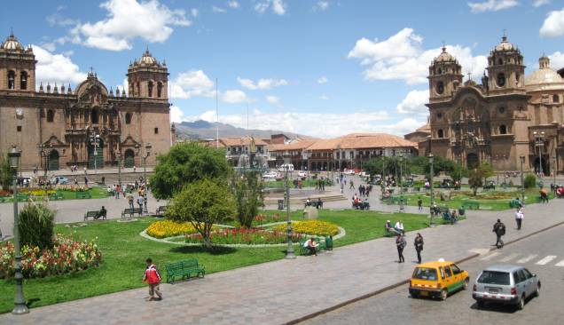 <strong>Plaza de Armas – <a href="https://beta-develop.viagemeturismo.abril.com.br/cidades/cusco-2/" target="_blank" rel="noopener">Cusco</a> – <a href="https://beta-develop.viagemeturismo.abril.com.br/paises/peru-3/" target="_blank" rel="noopener">Peru</a></strong> Conhecida entre os incas como lugar de encontro ("Huacaypata", no original inca), a praça é o marco de todo o Centro Histórico muito antes da dominação espanhola. O lugar era considerado um importante setor cerimonial do Império Inca. Ela concentra as construções mais impactantes de Cusco e os principais serviços voltados para o visitante, como casas de câmbio, restaurantes e agências de turismo. Foi ali que o colonizador espanhol Francisco Pizarro declarou a conquista da cidade. Hoje, duas bandeiras ficam hasteadas na praça: a branca e vermelha peruana e a do Tehuantisuyo, colorida com as cores do arco-íris que representam os quatro cantos do império inca <em><a href="https://www.booking.com/searchresults.pt-br.html?aid=332455&sid=d98f25c4d6d5f89238aebe98e11a09ba&sb=1&src=searchresults&src_elem=sb&error_url=https%3A%2F%2Fwww.booking.com%2Fsearchresults.pt-br.html%3Faid%3D332455%3Bsid%3Dd98f25c4d6d5f89238aebe98e11a09ba%3Btmpl%3Dsearchresults%3Bac_click_type%3Db%3Bac_position%3D0%3Bcity%3D-553173%3Bclass_interval%3D1%3Bdest_id%3D-129709%3Bdest_type%3Dcity%3Bdtdisc%3D0%3Bfrom_sf%3D1%3Bgroup_adults%3D2%3Bgroup_children%3D0%3Binac%3D0%3Bindex_postcard%3D0%3Blabel_click%3Dundef%3Bno_rooms%3D1%3Boffset%3D0%3Bpostcard%3D0%3Braw_dest_type%3Dcity%3Broom1%3DA%252CA%3Bsb_price_type%3Dtotal%3Bsearch_selected%3D1%3Bshw_aparth%3D1%3Bslp_r_match%3D0%3Bsrc%3Dsearchresults%3Bsrc_elem%3Dsb%3Bsrpvid%3D3ab77ca2f0e202d4%3Bss%3DSiena%252C%2520Toscana%252C%2520It%25C3%25A1lia%3Bss_all%3D0%3Bss_raw%3Dsiena%3Bssb%3Dempty%3Bsshis%3D0%3Bssne%3DPraga%3Bssne_untouched%3DPraga%26%3B&ss=Cusco%2C+Cusco%2C+Peru&is_ski_area=&ssne=Siena&ssne_untouched=Siena&city=-129709&checkin_year=&checkin_month=&checkout_year=&checkout_month=&group_adults=2&group_children=0&no_rooms=1&from_sf=1&ss_raw=cusco&ac_position=0&ac_langcode=xb&ac_click_type=b&dest_id=-345275&dest_type=city&iata=CUZ&place_id_lat=-13.516704&place_id_lon=-71.978822&search_pageview_id=3ab77ca2f0e202d4&search_selected=true&search_pageview_id=3ab77ca2f0e202d4&ac_suggestion_list_length=5&ac_suggestion_theme_list_length=0" target="_blank" rel="noopener">Busque hospedagem em Cusco</a></em> <strong>Plaza de Armas – <a href="https://beta-develop.viagemeturismo.abril.com.br/cidades/cusco-2/" target="_blank" rel="noopener">Cusco</a> – <a href="https://beta-develop.viagemeturismo.abril.com.br/paises/peru-3/" target="_blank" rel="noopener">Peru</a></strong> Conhecida entre os incas como lugar de encontro ("Huacaypata", no original inca), a praça é o marco de todo o Centro Histórico muito antes da dominação espanhola. O lugar era considerado um importante setor cerimonial do Império Inca. Ela concentra as construções mais impactantes de Cusco e os principais serviços voltados para o visitante, como casas de câmbio, restaurantes e agências de turismo. Foi ali que o colonizador espanhol Francisco Pizarro declarou a conquista da cidade. Hoje, duas bandeiras ficam hasteadas na praça: a branca e vermelha peruana e a do Tehuantisuyo, colorida com as cores do arco-íris que representam os quatro cantos do império inca <em><a href="https://www.booking.com/searchresults.pt-br.html?aid=332455&sid=d98f25c4d6d5f89238aebe98e11a09ba&sb=1&src=searchresults&src_elem=sb&error_url=https%3A%2F%2Fwww.booking.com%2Fsearchresults.pt-br.html%3Faid%3D332455%3Bsid%3Dd98f25c4d6d5f89238aebe98e11a09ba%3Btmpl%3Dsearchresults%3Bac_click_type%3Db%3Bac_position%3D0%3Bcity%3D-553173%3Bclass_interval%3D1%3Bdest_id%3D-129709%3Bdest_type%3Dcity%3Bdtdisc%3D0%3Bfrom_sf%3D1%3Bgroup_adults%3D2%3Bgroup_children%3D0%3Binac%3D0%3Bindex_postcard%3D0%3Blabel_click%3Dundef%3Bno_rooms%3D1%3Boffset%3D0%3Bpostcard%3D0%3Braw_dest_type%3Dcity%3Broom1%3DA%252CA%3Bsb_price_type%3Dtotal%3Bsearch_selected%3D1%3Bshw_aparth%3D1%3Bslp_r_match%3D0%3Bsrc%3Dsearchresults%3Bsrc_elem%3Dsb%3Bsrpvid%3D3ab77ca2f0e202d4%3Bss%3DSiena%252C%2520Toscana%252C%2520It%25C3%25A1lia%3Bss_all%3D0%3Bss_raw%3Dsiena%3Bssb%3Dempty%3Bsshis%3D0%3Bssne%3DPraga%3Bssne_untouched%3DPraga%26%3B&ss=Cusco%2C+Cusco%2C+Peru&is_ski_area=&ssne=Siena&ssne_untouched=Siena&city=-129709&checkin_year=&checkin_month=&checkout_year=&checkout_month=&group_adults=2&group_children=0&no_rooms=1&from_sf=1&ss_raw=cusco&ac_position=0&ac_langcode=xb&ac_click_type=b&dest_id=-345275&dest_type=city&iata=CUZ&place_id_lat=-13.516704&place_id_lon=-71.978822&search_pageview_id=3ab77ca2f0e202d4&search_selected=true&search_pageview_id=3ab77ca2f0e202d4&ac_suggestion_list_length=5&ac_suggestion_theme_list_length=0" target="_blank" rel="noopener">Busque hospedagem em Cusco</a></em>