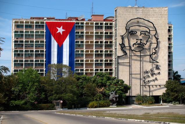 <strong>Plaza de la Revolución –</strong> <a href="https://viajeaqui.abril.com.br/cidades/cuba-havana" target="_blank" rel="noopener"><strong>Havana</strong></a><strong> – <a href="https://beta-develop.viagemeturismo.abril.com.br/paises/cuba-2/" target="_blank" rel="noopener">Cuba </a></strong> Com 32 mil metros quadrados, é uma das maiores praças do mundo. Com uma área aberta muito grande e poucos monumentos além da torre dedicada a José Martí, sua característica mais notável são as imagens de Che Guevara e Camilo Cienfuegos em relevo escultórico, ambas do artista Enrique Ávila, instaladas nos edifícios do Ministério do Interior e Ministério de Informática e Comunicações, respectivamente. A imagem de Che (foto) é uma estilização da conhecida fotografia do revolucionário, tirada por Alberto Korda <a href="https://www.booking.com/searchresults.pt-br.html?aid=332455&sid=d98f25c4d6d5f89238aebe98e11a09ba&sb=1&src=searchresults&src_elem=sb&error_url=https%3A%2F%2Fwww.booking.com%2Fsearchresults.pt-br.html%3Faid%3D332455%3Bsid%3Dd98f25c4d6d5f89238aebe98e11a09ba%3Btmpl%3Dsearchresults%3Bac_click_type%3Db%3Bac_position%3D0%3Bclass_interval%3D1%3Bdest_id%3D-755070%3Bdest_type%3Dcity%3Bdtdisc%3D0%3Bfrom_sf%3D1%3Bgroup_adults%3D2%3Bgroup_children%3D0%3Biata%3DIST%3Binac%3D0%3Bindex_postcard%3D0%3Blabel_click%3Dundef%3Bno_rooms%3D1%3Boffset%3D0%3Bpostcard%3D0%3Braw_dest_type%3Dcity%3Broom1%3DA%252CA%3Bsb_price_type%3Dtotal%3Bsearch_selected%3D1%3Bshw_aparth%3D1%3Bslp_r_match%3D0%3Bsrc%3Dsearchresults%3Bsrc_elem%3Dsb%3Bsrpvid%3D64547d774647003e%3Bss%3DIstambul%252C%2520Marmara%2520Region%252C%2520Turquia%3Bss_all%3D0%3Bss_raw%3Distambul%3Bssb%3Dempty%3Bsshis%3D0%3Bssne%3DIr%25C3%25A3%3Bssne_untouched%3DIr%25C3%25A3%26%3B&ss=Havana%2C+Ilhas+Caribenhas%2C+Cuba&is_ski_area=&ssne=Istambul&ssne_untouched=Istambul&city=-755070&checkin_year=&checkin_month=&checkout_year=&checkout_month=&group_adults=2&group_children=0&no_rooms=1&from_sf=1&ss_raw=HAVANA&ac_position=0&ac_langcode=xb&ac_click_type=b&dest_id=-1628751&dest_type=city&iata=HAV&place_id_lat=23.135437&place_id_lon=-82.35968&search_pageview_id=64547d774647003e&search_selected=true&search_pageview_id=64547d774647003e&ac_suggestion_list_length=5&ac_suggestion_theme_list_length=0" target="_blank" rel="noopener"><em>Busque hospedagem em Havana</em></a> <strong>Plaza de la Revolución –</strong> <a href="https://viajeaqui.abril.com.br/cidades/cuba-havana" target="_blank" rel="noopener"><strong>Havana</strong></a><strong> – <a href="https://beta-develop.viagemeturismo.abril.com.br/paises/cuba-2/" target="_blank" rel="noopener">Cuba </a></strong> Com 32 mil metros quadrados, é uma das maiores praças do mundo. Com uma área aberta muito grande e poucos monumentos além da torre dedicada a José Martí, sua característica mais notável são as imagens de Che Guevara e Camilo Cienfuegos em relevo escultórico, ambas do artista Enrique Ávila, instaladas nos edifícios do Ministério do Interior e Ministério de Informática e Comunicações, respectivamente. A imagem de Che (foto) é uma estilização da conhecida fotografia do revolucionário, tirada por Alberto Korda <a href="https://www.booking.com/searchresults.pt-br.html?aid=332455&sid=d98f25c4d6d5f89238aebe98e11a09ba&sb=1&src=searchresults&src_elem=sb&error_url=https%3A%2F%2Fwww.booking.com%2Fsearchresults.pt-br.html%3Faid%3D332455%3Bsid%3Dd98f25c4d6d5f89238aebe98e11a09ba%3Btmpl%3Dsearchresults%3Bac_click_type%3Db%3Bac_position%3D0%3Bclass_interval%3D1%3Bdest_id%3D-755070%3Bdest_type%3Dcity%3Bdtdisc%3D0%3Bfrom_sf%3D1%3Bgroup_adults%3D2%3Bgroup_children%3D0%3Biata%3DIST%3Binac%3D0%3Bindex_postcard%3D0%3Blabel_click%3Dundef%3Bno_rooms%3D1%3Boffset%3D0%3Bpostcard%3D0%3Braw_dest_type%3Dcity%3Broom1%3DA%252CA%3Bsb_price_type%3Dtotal%3Bsearch_selected%3D1%3Bshw_aparth%3D1%3Bslp_r_match%3D0%3Bsrc%3Dsearchresults%3Bsrc_elem%3Dsb%3Bsrpvid%3D64547d774647003e%3Bss%3DIstambul%252C%2520Marmara%2520Region%252C%2520Turquia%3Bss_all%3D0%3Bss_raw%3Distambul%3Bssb%3Dempty%3Bsshis%3D0%3Bssne%3DIr%25C3%25A3%3Bssne_untouched%3DIr%25C3%25A3%26%3B&ss=Havana%2C+Ilhas+Caribenhas%2C+Cuba&is_ski_area=&ssne=Istambul&ssne_untouched=Istambul&city=-755070&checkin_year=&checkin_month=&checkout_year=&checkout_month=&group_adults=2&group_children=0&no_rooms=1&from_sf=1&ss_raw=HAVANA&ac_position=0&ac_langcode=xb&ac_click_type=b&dest_id=-1628751&dest_type=city&iata=HAV&place_id_lat=23.135437&place_id_lon=-82.35968&search_pageview_id=64547d774647003e&search_selected=true&search_pageview_id=64547d774647003e&ac_suggestion_list_length=5&ac_suggestion_theme_list_length=0" target="_blank" rel="noopener"><em>Busque hospedagem em Havana</em></a>