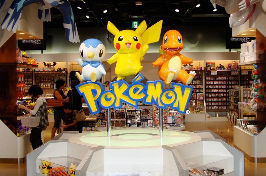 <strong>Pokémon Center</strong>        Assim como nos jogos, em Tóquio também existem os Pokémons Centers! São lojas especializadas para os “poke fãs”. Em Tóquio há duas unidades e espalhadas pelo Japão existem mais 6 lojas. Os centros têm tudo o que possa existir na face da terra em relação a Pokémon: games, brinquedos, pelúcias e bonecos do Pikachu (e dos outros Pokémons também);figurinhas, acessórios personalizados (mouse, canetas, bijuterias, pijamas, pantufas...), chocolates e cookies e finalmente as Pokebolas. Além da inifinidade de opções de compras, também ficam espalhados pela loja joguinhos bem legais sobre Pokémons.        <em>Shiodome Shibarikyu Building 2F 1-2-3 Kaigan, Minato-ku, Tóquio</em>