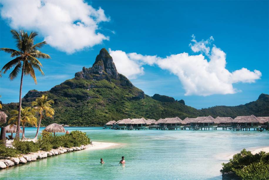 <strong><a href="https://viajeaqui.abril.com.br/paises/polinesia-francesa" rel="POLINÉSIA FRANCESA" target="_blank">POLINÉSIA FRANCESA</a></strong> A história da paixão da advogada curitibana Andressa Marinoni pela Polinésia Francesa poderia ser a sua história. Assim como você, ela foi abduzida por uma foto desse lugar perdido no Pacífico. Daí acalentou, por cerca de 15 anos, a vontade de um dia desembarcar lá. Isso aconteceu em 2010, quando finalmente foi ao destino a pretexto de se casar. Ela e Flávio passaram uma noite em Papeete, no Taiti, duas em Moorea e quatro em Bora Bora, a ilha das palafitas mais chiques da Terra. Além de mergulhar com peixes, tubarões e arraias (que ainda estão lá, a despeito do aquecimento global), os dois fizeram um passeio de barco em que o barqueiro, não bastasse cuidar do leme, tocava ukelelê durante o trajeto. A cerimônia de casamento foi no hotel <a href="https://www.ihg.com/intercontinental/hotels/gb/en/reservation" rel="Intercontinental Bora Bora" target="_blank"><strong>Intercontinental Bora Bora</strong></a>, mas o dia feliz começou algumas horas antes, no spa. A capela ficava sobre uma lagoa cheia de peixinhos, vistos pelos noivos através de um chão de vidro. Em vez de um Cadillac, eles chegaram à cerimônia de barco. Usavam colares, carregavam flores e ouviram atentamente o rito conduzido em inglês. Marido e mulher, após a troca de alianças, receberam nomes polinésios (Hoanui Tane e Hoanui Vahine, que significam “grandes amigos”) e foram envolvidos por um pano chamado tifaifai, que sacramentou simbolicamente a união. Já no bangalô, ganharam champanhe e um bolo para celebrar sob um pôr do sol maravilhoso. É a sua história, não é? <strong><a href="https://viajeaqui.abril.com.br/paises/polinesia-francesa" rel="POLINÉSIA FRANCESA" target="_blank">POLINÉSIA FRANCESA</a></strong> A história da paixão da advogada curitibana Andressa Marinoni pela Polinésia Francesa poderia ser a sua história. Assim como você, ela foi abduzida por uma foto desse lugar perdido no Pacífico. Daí acalentou, por cerca de 15 anos, a vontade de um dia desembarcar lá. Isso aconteceu em 2010, quando finalmente foi ao destino a pretexto de se casar. Ela e Flávio passaram uma noite em Papeete, no Taiti, duas em Moorea e quatro em Bora Bora, a ilha das palafitas mais chiques da Terra. Além de mergulhar com peixes, tubarões e arraias (que ainda estão lá, a despeito do aquecimento global), os dois fizeram um passeio de barco em que o barqueiro, não bastasse cuidar do leme, tocava ukelelê durante o trajeto. A cerimônia de casamento foi no hotel <a href="https://www.ihg.com/intercontinental/hotels/gb/en/reservation" rel="Intercontinental Bora Bora" target="_blank"><strong>Intercontinental Bora Bora</strong></a>, mas o dia feliz começou algumas horas antes, no spa. A capela ficava sobre uma lagoa cheia de peixinhos, vistos pelos noivos através de um chão de vidro. Em vez de um Cadillac, eles chegaram à cerimônia de barco. Usavam colares, carregavam flores e ouviram atentamente o rito conduzido em inglês. Marido e mulher, após a troca de alianças, receberam nomes polinésios (Hoanui Tane e Hoanui Vahine, que significam “grandes amigos”) e foram envolvidos por um pano chamado tifaifai, que sacramentou simbolicamente a união. Já no bangalô, ganharam champanhe e um bolo para celebrar sob um pôr do sol maravilhoso. É a sua história, não é?