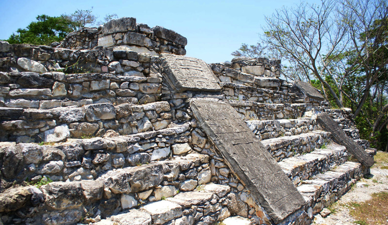 <strong>Pomoná</strong><br />De seus seis conjuntos arquitetônicos, apenas um foi explorado. Está composto por 13 edifícios em torno de uma praça retangular. Os visitantes podem subir até o topo da pirâmide para ter uma vista privilegiada de Pomoná, ou Pakbul, nome dado à cidade de acordo com os hieroglifos encontrados no local