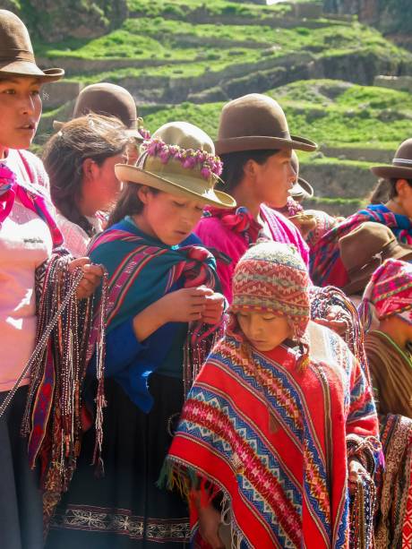 <strong>Peru: poncho</strong> Por conta de sua grande altitude, o Peru é um país ventoso. Para arrebatar o vento e o frio, a população peruana passou a utilizar o poncho, uma roupa feita de lã de lhama ou alpaca. O tecido é como um quadrado, que cai pelo ombro, e que conta uma abertura no centro. Costuma ser bem colorido, com temas e figuras geométricas e geralmente acompanha a utilização do chullo, uma espécie de gorro com um pompom no alto e duas partes que cobrem as orelhas