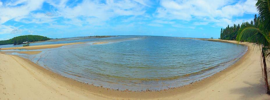 <strong>Ponta de Castelhanos, Ilha de Boipeba</strong> Piscinas naturais estão entre os grandes atrativos da praia: nelas, há recifes de corais lotados de peixes. Na maré baixa, durante um mergulho, é possível avistar o navio espanhol Madre de Diós, que naufragou em 1535. <a href="https://www.booking.com/searchresults.pt-br.html?aid=332455&sid=605c56653290b80351df808102ac423d&sb=1&src=searchresults&src_elem=sb&error_url=https%3A%2F%2Fwww.booking.com%2Fsearchresults.pt-br.html%3Faid%3D332455%3Bsid%3D605c56653290b80351df808102ac423d%3Bclass_interval%3D1%3Bdest_id%3D900050228%3Bdest_type%3Dcity%3Bdtdisc%3D0%3Bfrom_sf%3D1%3Bgroup_adults%3D2%3Bgroup_children%3D0%3Binac%3D0%3Bindex_postcard%3D0%3Blabel_click%3Dundef%3Bno_rooms%3D1%3Boffset%3D0%3Bpostcard%3D0%3Braw_dest_type%3Dcity%3Broom1%3DA%252CA%3Bsb_price_type%3Dtotal%3Bsearch_selected%3D1%3Bsrc%3Dindex%3Bsrc_elem%3Dsb%3Bss%3DPraia%2520do%2520Espelho%252C%2520Bahia%252C%2520Brasil%3Bss_all%3D0%3Bss_raw%3DPraia%2520do%2520Espelho%3Bssb%3Dempty%3Bsshis%3D0%26%3B&ss=Ilha+de+Boipeba%2C+Bahia%2C+Brasil&ssne=Praia+do+Espelho&ssne_untouched=Praia+do+Espelho&city=900050228&checkin_monthday=&checkin_month=&checkin_year=&checkout_monthday=&checkout_month=&checkout_year=&group_adults=2&group_children=0&no_rooms=1&from_sf=1&ss_raw=Ilha+de+Boipeba&ac_position=0&ac_langcode=xb&dest_id=-678564&dest_type=city&place_id_lat=-13.6167&place_id_lon=-38.9333&search_pageview_id=32f5912e29a800a2&search_selected=true&search_pageview_id=32f5912e29a800a2&ac_suggestion_list_length=5&ac_suggestion_theme_list_length=0" target="_blank" rel="noopener"><em>Busque hospedagens na Ilha de Boipeba </em></a>