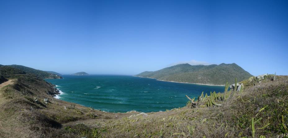 <strong><a href="https://www.booking.com/searchresults.pt-br.html?aid=332455&sid=605c56653290b80351df808102ac423d&sb=1&src=searchresults&src_elem=sb&error_url=https%3A%2F%2Fwww.booking.com%2Fsearchresults.pt-br.html%3Faid%3D332455%3Bsid%3D605c56653290b80351df808102ac423d%3Bclass_interval%3D1%3Bdest_id%3D-626254%3Bdest_type%3Dcity%3Bdtdisc%3D0%3Bfrom_sf%3D1%3Bgroup_adults%3D2%3Bgroup_children%3D0%3Binac%3D0%3Bindex_postcard%3D0%3Blabel_click%3Dundef%3Bno_rooms%3D1%3Boffset%3D0%3Bpostcard%3D0%3Braw_dest_type%3Dcity%3Broom1%3DA%252CA%3Bsb_price_type%3Dtotal%3Bsearch_selected%3D1%3Bsrc%3Dindex%3Bsrc_elem%3Dsb%3Bss%3DB%25C3%25BAzios%252C%2520Estado%2520do%2520Rio%2520de%2520Janeiro%252C%2520Brasil%3Bss_all%3D0%3Bss_raw%3DB%25C3%25BAzios%3Bssb%3Dempty%3Bsshis%3D0%26%3B&ss=Arraial+do+Cabo%2C+Estado+do+Rio+de+Janeiro%2C+Brasil&ssne=B%C3%BAzios&ssne_untouched=B%C3%BAzios&city=-626254&checkin_monthday=&checkin_month=&checkin_year=&checkout_monthday=&checkout_month=&checkout_year=&group_adults=2&group_children=0&no_rooms=1&from_sf=1&ss_raw=Arraial+do+Cabo&ac_position=0&ac_langcode=xb&dest_id=-626354&dest_type=city&place_id_lat=-22.96628&place_id_lon=-42.02443&search_pageview_id=af308f40a74e0037&search_selected=true&search_pageview_id=af308f40a74e0037&ac_suggestion_list_length=5&ac_suggestion_theme_list_length=0" target="_blank" rel="noopener">Arraial do Cabo</a> — </strong><a href="https://www.booking.com/searchresults.pt-br.html?aid=332455&sid=605c56653290b80351df808102ac423d&sb=1&src=index&src_elem=sb&error_url=https%3A%2F%2Fwww.booking.com%2Findex.pt-br.html%3Faid%3D332455%3Bsid%3D605c56653290b80351df808102ac423d%3Bsb_price_type%3Dtotal%26%3B&ss=Pontal+do+Atalaia%2C+Arraial+do+Cabo%2C+Estado+do+Rio+de+Janeiro%2C+Brasil&checkin_monthday=&checkin_month=&checkin_year=&checkout_monthday=&checkout_month=&checkout_year=&no_rooms=1&group_adults=2&group_children=0&map=1&b_h4u_keep_filters=&from_sf=1&ss_raw=Pontal+do+Atalaia&ac_position=0&ac_langcode=xb&dest_id=233253&dest_type=landmark&place_id_lat=-22.9802142399708&place_id_lon=-42.03080534935&search_pageview_id=b7058e7d054a0037&search_selected=true&search_pageview_id=b7058e7d054a0037&ac_suggestion_list_length=4&ac_suggestion_theme_list_length=0#map_opened" target="_blank" rel="noopener"><strong>Pontal do Atalaia</strong></a> A praia caracteriza-se pelas águas transparentes e atraem os turistas para um mergulho. As pequenas enseadas, de areia branca e finíssima, se unem durante a maré baixa e estão em um ponto estratégico dos passeios de barco procurados pelos visitantes da cidade. No acesso feito a partir de uma escadaria, é possível ter uma visão panorâmica do local <strong><a href="https://www.booking.com/searchresults.pt-br.html?aid=332455&sid=605c56653290b80351df808102ac423d&sb=1&src=searchresults&src_elem=sb&error_url=https%3A%2F%2Fwww.booking.com%2Fsearchresults.pt-br.html%3Faid%3D332455%3Bsid%3D605c56653290b80351df808102ac423d%3Bclass_interval%3D1%3Bdest_id%3D-626254%3Bdest_type%3Dcity%3Bdtdisc%3D0%3Bfrom_sf%3D1%3Bgroup_adults%3D2%3Bgroup_children%3D0%3Binac%3D0%3Bindex_postcard%3D0%3Blabel_click%3Dundef%3Bno_rooms%3D1%3Boffset%3D0%3Bpostcard%3D0%3Braw_dest_type%3Dcity%3Broom1%3DA%252CA%3Bsb_price_type%3Dtotal%3Bsearch_selected%3D1%3Bsrc%3Dindex%3Bsrc_elem%3Dsb%3Bss%3DB%25C3%25BAzios%252C%2520Estado%2520do%2520Rio%2520de%2520Janeiro%252C%2520Brasil%3Bss_all%3D0%3Bss_raw%3DB%25C3%25BAzios%3Bssb%3Dempty%3Bsshis%3D0%26%3B&ss=Arraial+do+Cabo%2C+Estado+do+Rio+de+Janeiro%2C+Brasil&ssne=B%C3%BAzios&ssne_untouched=B%C3%BAzios&city=-626254&checkin_monthday=&checkin_month=&checkin_year=&checkout_monthday=&checkout_month=&checkout_year=&group_adults=2&group_children=0&no_rooms=1&from_sf=1&ss_raw=Arraial+do+Cabo&ac_position=0&ac_langcode=xb&dest_id=-626354&dest_type=city&place_id_lat=-22.96628&place_id_lon=-42.02443&search_pageview_id=af308f40a74e0037&search_selected=true&search_pageview_id=af308f40a74e0037&ac_suggestion_list_length=5&ac_suggestion_theme_list_length=0" target="_blank" rel="noopener">Arraial do Cabo</a> — </strong><a href="https://www.booking.com/searchresults.pt-br.html?aid=332455&sid=605c56653290b80351df808102ac423d&sb=1&src=index&src_elem=sb&error_url=https%3A%2F%2Fwww.booking.com%2Findex.pt-br.html%3Faid%3D332455%3Bsid%3D605c56653290b80351df808102ac423d%3Bsb_price_type%3Dtotal%26%3B&ss=Pontal+do+Atalaia%2C+Arraial+do+Cabo%2C+Estado+do+Rio+de+Janeiro%2C+Brasil&checkin_monthday=&checkin_month=&checkin_year=&checkout_monthday=&checkout_month=&checkout_year=&no_rooms=1&group_adults=2&group_children=0&map=1&b_h4u_keep_filters=&from_sf=1&ss_raw=Pontal+do+Atalaia&ac_position=0&ac_langcode=xb&dest_id=233253&dest_type=landmark&place_id_lat=-22.9802142399708&place_id_lon=-42.03080534935&search_pageview_id=b7058e7d054a0037&search_selected=true&search_pageview_id=b7058e7d054a0037&ac_suggestion_list_length=4&ac_suggestion_theme_list_length=0#map_opened" target="_blank" rel="noopener"><strong>Pontal do Atalaia</strong></a> A praia caracteriza-se pelas águas transparentes e atraem os turistas para um mergulho. As pequenas enseadas, de areia branca e finíssima, se unem durante a maré baixa e estão em um ponto estratégico dos passeios de barco procurados pelos visitantes da cidade. No acesso feito a partir de uma escadaria, é possível ter uma visão panorâmica do local