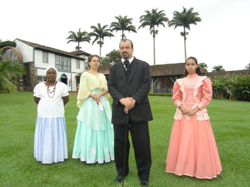 <a href="https://viajeaqui.abril.com.br/estabelecimentos/br-rj-barra-do-pirai-atracao-fazendas-do-ciclo-do-cafe" rel="Ponte Alta – Barra do Piraí (RJ)" target="_self"><strong>Ponte Alta – Barra do Piraí (RJ)</strong></a> O Barão de Mambucaba, fundador da fazenda, dá as boas vindas aos visitantes. Em seguida, ele – que na verdade é o atual proprietário – mostra todo o local: a casa grande, o engenho, a senzala, a enfermaria dos escravos e as rodas d’água. Nos saraus, barões e baronesas contam sobre o ciclo do café, o cotidiano nas fazendas e até apresentam as típicas danças do Império, como a polca e o minueto. Uma parte da senzala foi transformada no Museu do Escravo, reunindo peças de roupas, instrumentos de arado e até objetos utilizados para tortura. <em>Site: <a href="https://www.pontealta.com.br" target="_blank">www.pontealta.com.br</a></em> <a href="https://viajeaqui.abril.com.br/estabelecimentos/br-rj-barra-do-pirai-atracao-fazendas-do-ciclo-do-cafe" rel="Ponte Alta – Barra do Piraí (RJ)" target="_self"><strong>Ponte Alta – Barra do Piraí (RJ)</strong></a> O Barão de Mambucaba, fundador da fazenda, dá as boas vindas aos visitantes. Em seguida, ele – que na verdade é o atual proprietário – mostra todo o local: a casa grande, o engenho, a senzala, a enfermaria dos escravos e as rodas d’água. Nos saraus, barões e baronesas contam sobre o ciclo do café, o cotidiano nas fazendas e até apresentam as típicas danças do Império, como a polca e o minueto. Uma parte da senzala foi transformada no Museu do Escravo, reunindo peças de roupas, instrumentos de arado e até objetos utilizados para tortura. <em>Site: <a href="https://www.pontealta.com.br" target="_blank">www.pontealta.com.br</a></em>