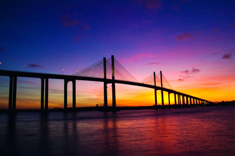 Em Natal (RN), é possível passear de barco sobre o rio Potengi para ver o pôr do sol. O passeio sai do Iate Clube de Natal às 16h, e dele se vê o céu se tingir de laranja e vermelho. O sol se esconde no rio ao som de canções entoadas por artistas locais