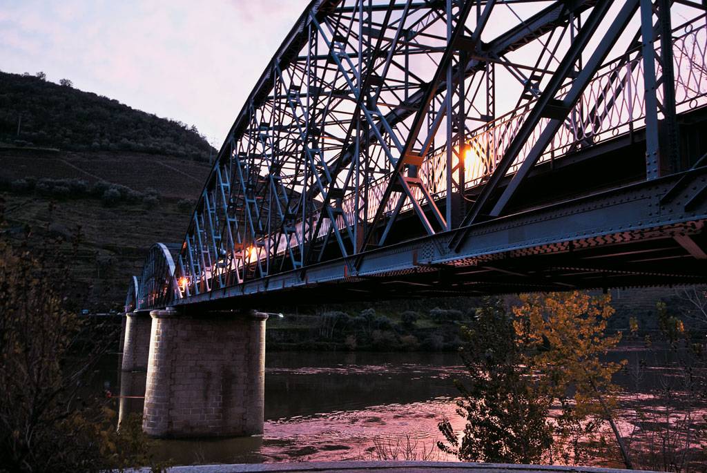 Ponte met&aacute;lica que identifica <strong>Peso da R&eacute;gua</strong> no curso do Douro