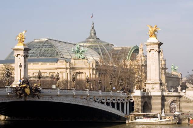 Ponte mais elegante e dourada da capital francesa, a Alexandre III ficou pronta em 1900 e sua decoração heterogênea tem dedos de diversos artistas Ponte mais elegante e dourada da capital francesa, a Alexandre III ficou pronta em 1900 e sua decoração heterogênea tem dedos de diversos artistas