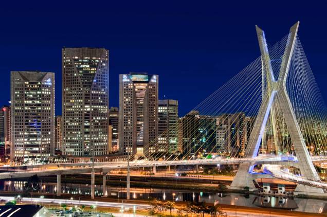 A Ponte Octávio Frias de Oliveira, em São Paulo (SP), também chamada de Ponte Estaiada, por ser composta de estais - cabos de aço ou hastes que a sustentam - tem um formato único no mundo: duas pistas curvadas conectadas à mesma torre, em formato da letra X A Ponte Octávio Frias de Oliveira, em São Paulo (SP), também chamada de Ponte Estaiada, por ser composta de estais - cabos de aço ou hastes que a sustentam - tem um formato único no mundo: duas pistas curvadas conectadas à mesma torre, em formato da letra X