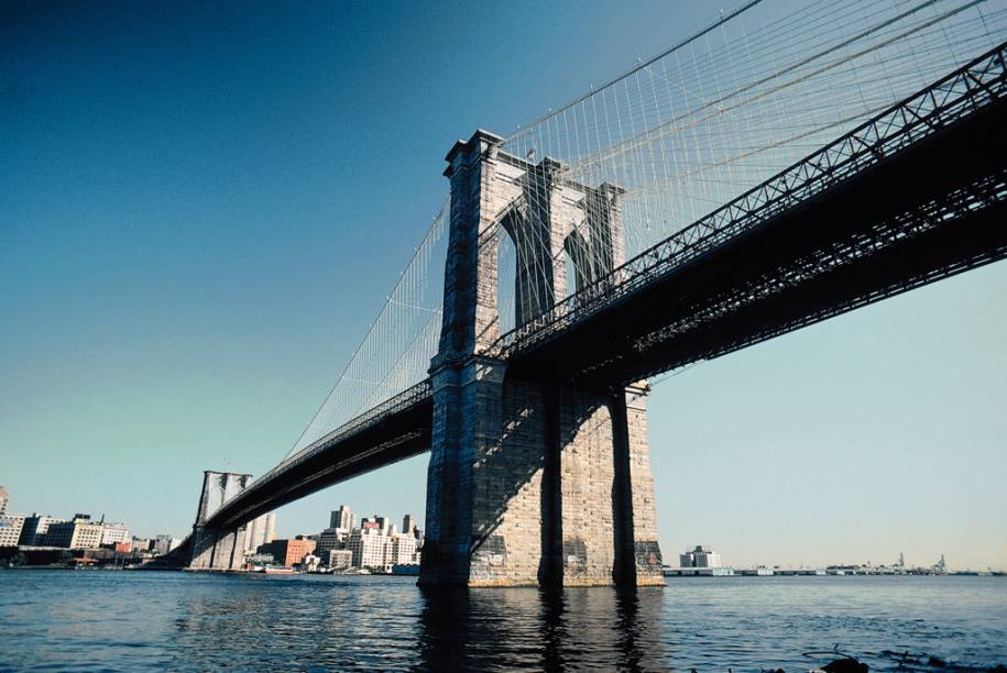 A era das grandes pontes de Nova York começou com a inauguração, em 1883, da ligação do Brooklyn a Manhattan. Foi a primeira ponte de aço suspensa do mundo A era das grandes pontes de Nova York começou com a inauguração, em 1883, da ligação do Brooklyn a Manhattan. Foi a primeira ponte de aço suspensa do mundo