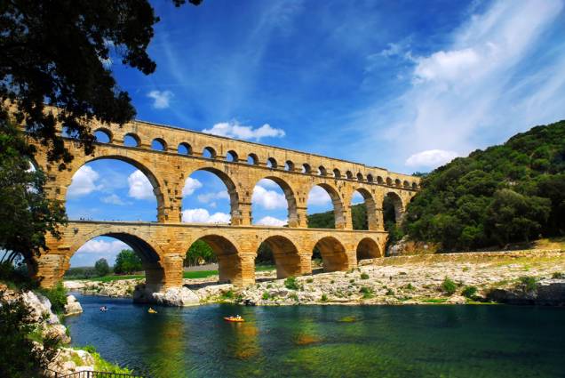 O aqueduto romano de Nîmes, de 50 quilômetros de extensão, demorou 15 anos para ser construído entre 60 a.C. e 40 a.C., durante os impérios de Cláudio e Nero. Diversas estruturas fazem a ligação entre Uzès e Nîmes, no sul da França, mas, entre elas, a Pont du Gard tem o visual mais impressionante O aqueduto romano de Nîmes, de 50 quilômetros de extensão, demorou 15 anos para ser construído entre 60 a.C. e 40 a.C., durante os impérios de Cláudio e Nero. Diversas estruturas fazem a ligação entre Uzès e Nîmes, no sul da França, mas, entre elas, a Pont du Gard tem o visual mais impressionante