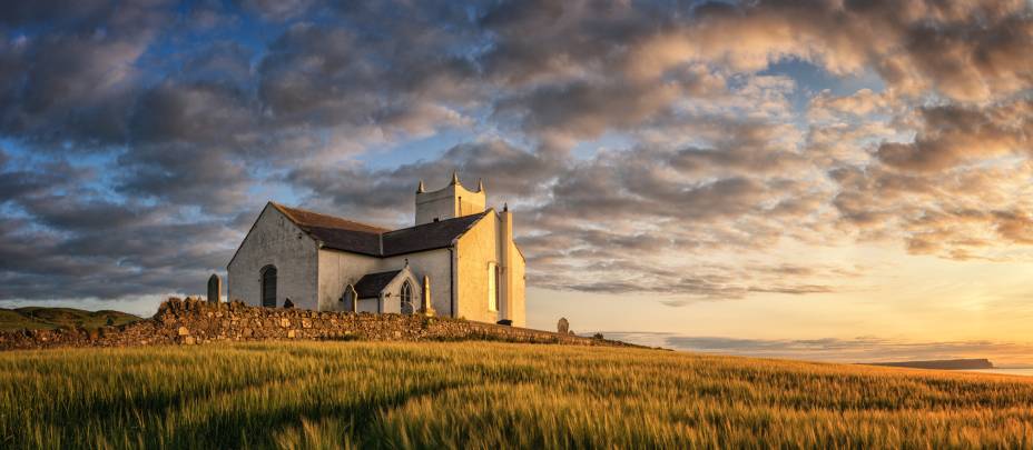 A pequena vila de Ballintoy é formada por paisagens pitorescas e já serviu como cenário para as gravações da segunda temporada da série Game of Thrones A pequena vila de Ballintoy é formada por paisagens pitorescas e já serviu como cenário para as gravações da segunda temporada da série Game of Thrones
