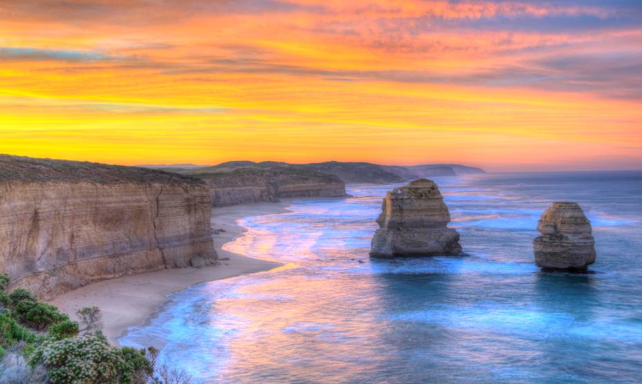<strong><a href="https://parkweb.vic.gov.au/explore/parks/port-campbell-national-park" target="_blank" rel="noopener">Parque Nacional de Port Campbell</a>, Austrália:</strong> A região do parque é marcada por muitas formações rochosas e de calcário. Um dos grandes destaques é a formação conhecida como Os Doze Apóstolos, que encanta os visitantes com seu belo cenário <em><a href="https://www.booking.com/searchresults.pt-br.html?aid=332455&sid=b6bf542626b1a2c7a9951e44506f270a&sb=1&src=searchresults&src_elem=sb&error_url=https%3A%2F%2Fwww.booking.com%2Fsearchresults.pt-br.html%3Faid%3D332455%3Bsid%3Db6bf542626b1a2c7a9951e44506f270a%3Btmpl%3Dsearchresults%3Bac_click_type%3Db%3Bac_position%3D0%3Bcity%3D900048832%3Bclass_interval%3D1%3Bdest_id%3D-2652622%3Bdest_type%3Dcity%3Bdtdisc%3D0%3Bfrom_sf%3D1%3Bgroup_adults%3D2%3Bgroup_children%3D0%3Binac%3D0%3Bindex_postcard%3D0%3Blabel_click%3Dundef%3Bno_rooms%3D1%3Boffset%3D0%3Bpostcard%3D0%3Braw_dest_type%3Dcity%3Broom1%3DA%252CA%3Bsb_price_type%3Dtotal%3Bsearch_selected%3D1%3Bshw_aparth%3D1%3Bslp_r_match%3D0%3Bsrc%3Dsearchresults%3Bsrc_elem%3Dsb%3Bsrpvid%3D50e57f007eb90035%3Bss%3DParque%2520Nacional%2520Skaftafell%252C%2520Su%25C3%25B0urland%2520%2528sur%2520de%2520Islandia%2529%252C%2520Islandia%3Bss_all%3D0%3Bss_raw%3DParque%2520Nacional%2520de%2520Vatnaj%25C3%25B6kull%3Bssb%3Dempty%3Bsshis%3D0%3Bssne%3DTorres%2520del%2520Paine%3Bssne_untouched%3DTorres%2520del%2520Paine%3Btop_ufis%3D1%26%3B&ss=Parque+Nacional+de+Port+Campbell%2C+Great+Ocean+Road%2C+Port+Campbell+VIC%2C+Australia&is_ski_area=&ssne=Skaftafell&ssne_untouched=Skaftafell&city=-2652622&checkin_monthday=&checkin_month=&checkin_year=&checkout_monthday=&checkout_month=&checkout_year=&group_adults=2&group_children=0&no_rooms=1&from_sf=1&ss_raw=Parque+Nacional+de+Port+Campbell&ac_position=1&ac_click_type=g&dest_id=ChIJi9D2osOfgqoRpdIxt4MNGec&dest_type=landmark&place_id=ChIJi9D2osOfgqoRpdIxt4MNGec&place_id_lat=-38.6445019&place_id_lon=143.0607731&place_types=tourist_attraction%2Cpark%2Cpoint_of_interest%2Cestablishment&search_pageview_id=50e57f007eb90035&search_selected=true" target="_blank" rel="noopener">Veja preços de hotéis em Port Campbell no Booking.com</a></em>
