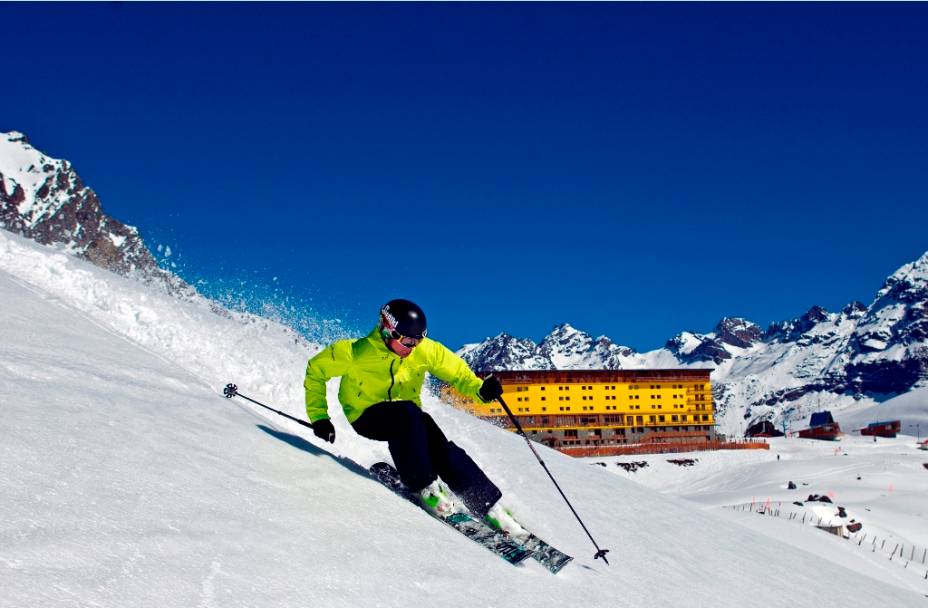 <strong><a href="https://viajeaqui.abril.com.br/cidades/chile-portillo" rel="PORTILLO " target="_blank">PORTILLO </a></strong> Querida especialmente por famílias, a estação chilena tem infra caprichada, vistas matadoras para a Laguna del Inca e é pioneira em esqui na América do Sul – são mais de 65 anos em atividade. O pacote de sete noites no principal hotel do complexo, o <a href="https://skiportillo.com" rel="Portillo" target="_blank">Portillo</a>, inclui quatro refeições diárias, passes para a montanha, aulas coletivas de esqui (ou snow) e seguro. <strong>QUANDO:</strong> Em setembro <strong>QUEM LEVA:</strong> A <a href="https://bit.ly/ski_b" rel="Ski Brasil " target="_blank">Ski Brasil </a> <strong>QUANTO:</strong> US$ 2 533 <strong><a href="https://viajeaqui.abril.com.br/cidades/chile-portillo" rel="PORTILLO " target="_blank">PORTILLO </a></strong> Querida especialmente por famílias, a estação chilena tem infra caprichada, vistas matadoras para a Laguna del Inca e é pioneira em esqui na América do Sul – são mais de 65 anos em atividade. O pacote de sete noites no principal hotel do complexo, o <a href="https://skiportillo.com" rel="Portillo" target="_blank">Portillo</a>, inclui quatro refeições diárias, passes para a montanha, aulas coletivas de esqui (ou snow) e seguro. <strong>QUANDO:</strong> Em setembro <strong>QUEM LEVA:</strong> A <a href="https://bit.ly/ski_b" rel="Ski Brasil " target="_blank">Ski Brasil </a> <strong>QUANTO:</strong> US$ 2 533