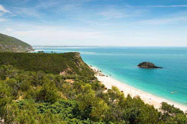 Essa praia é perfeita para a prática de mergulho, já que suas águas são transparentes e sossegadas. Seu nome origina-se da Serra da Arrábida, a qual permeia o lado leste de seu litoral. É interessante visitar – além das várias opções de restaurantes que a praia dispõe – a Estação Arqueológica do Creiro e o Museu Oceanográfico. <em><a href="https://www.booking.com/city/pt/portinho-da-arrabida.pt-br.html?aid=332455&label=viagemabril-praiasportugal" target="_blank" rel="noopener noreferrer">Reserve o seu hotel em Portinho da Arrábida através do Booking.com</a></em> Essa praia é perfeita para a prática de mergulho, já que suas águas são transparentes e sossegadas. Seu nome origina-se da Serra da Arrábida, a qual permeia o lado leste de seu litoral. É interessante visitar – além das várias opções de restaurantes que a praia dispõe – a Estação Arqueológica do Creiro e o Museu Oceanográfico. <em><a href="https://www.booking.com/city/pt/portinho-da-arrabida.pt-br.html?aid=332455&label=viagemabril-praiasportugal" target="_blank" rel="noopener noreferrer">Reserve o seu hotel em Portinho da Arrábida através do Booking.com</a></em>