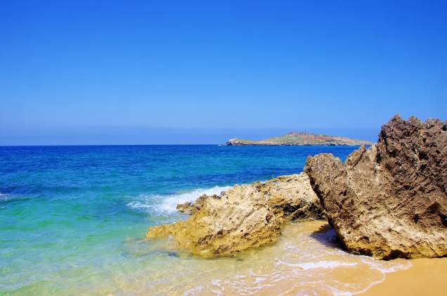 Entre as várias praias de Porto Covo (e também de sua ilha, a do Pessegueiro), a escolhida para ser a queridinha dos turistas é a Praia Grande. Isso não é à toa, porque os tons de azul de suas águas, as formações rochosas e seu amplo espaço na areia, fazem dela dona de uma beleza excepcional. <a href="https://www.booking.com/city/pt/setubal.html?aid=332455&label=viagemabril-praiasportugal" target="_blank" rel="noopener noreferrer"><em>Reserve o seu hotel em Setúbal através do Booking.com</em></a> Entre as várias praias de Porto Covo (e também de sua ilha, a do Pessegueiro), a escolhida para ser a queridinha dos turistas é a Praia Grande. Isso não é à toa, porque os tons de azul de suas águas, as formações rochosas e seu amplo espaço na areia, fazem dela dona de uma beleza excepcional. <a href="https://www.booking.com/city/pt/setubal.html?aid=332455&label=viagemabril-praiasportugal" target="_blank" rel="noopener noreferrer"><em>Reserve o seu hotel em Setúbal através do Booking.com</em></a>