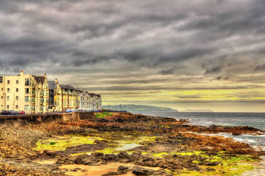 A pequena cidade de Portstewart é composta por belas paisagens. Suas praias, aliás, são compostas por grandes faixas de areia e extremamente populares entre famílias e surfistas A pequena cidade de Portstewart é composta por belas paisagens. Suas praias, aliás, são compostas por grandes faixas de areia e extremamente populares entre famílias e surfistas