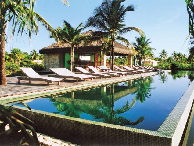 <a href="https://viajeaqui.abril.com.br/estabelecimentos/br-ba-ilheus-hospedagem-fazenda-da-lagoa" rel="Pousada Fazenda da Lagoa" style="font-weight: bold;" target="_blank">Pousada Fazenda da Lagoa</a> – <a href="https://viajeaqui.abril.com.br/cidades/br-ba-ilheus" rel="Ilhéus" target="_blank"><strong>Ilhéus</strong></a> <strong><a href="https://viajeaqui.abril.com.br/estados/br-bahia" rel="(BA)" target="_blank">(BA)</a></strong><br /><br />Bem-vindo à Ilha dos Sonhos. É só desembarcar no aeroporto de Comandatuba (BA) ou Ilhéus (BA) que a pousada faz o resto: uma van estará à sua espera para um trecho do transporte, em seguida um barco faz a rápida travessia do rio Maruim e em poucos minutos você chega a essa pousada de filme. São 7 quilômetros de praia privativa que se complementa com uma imensa propriedade rural, onde funcionava uma fazenda de coco e dendê. Com tanto espaço e natureza, o isolamento e a calmaria são praticamente impenetráveis. E a estrutura surpreende. São 14 bangalôs, cada um com 140 m² de área e grandes portas que levam direto às agradáveis varandas. A decoração no estilo hippie-chique leva a assinatura da proprietária a artista plástica Mucki Skowronski e exibe caprichos como os dosséis sobre as cama king size, tapetes de sizal e painéis exclusivos em cada habitação. Os mimos incluem lençol de algodão egípcio 220 fios e travesseiros de pluma de ganso, além de confortos como ar-condicionado split, DVD e TV de plasma. <a href="https://viajeaqui.abril.com.br/estabelecimentos/br-ba-ilheus-hospedagem-fazenda-da-lagoa" rel="Pousada Fazenda da Lagoa" style="font-weight: bold;" target="_blank">Pousada Fazenda da Lagoa</a> – <a href="https://viajeaqui.abril.com.br/cidades/br-ba-ilheus" rel="Ilhéus" target="_blank"><strong>Ilhéus</strong></a> <strong><a href="https://viajeaqui.abril.com.br/estados/br-bahia" rel="(BA)" target="_blank">(BA)</a></strong><br /><br />Bem-vindo à Ilha dos Sonhos. É só desembarcar no aeroporto de Comandatuba (BA) ou Ilhéus (BA) que a pousada faz o resto: uma van estará à sua espera para um trecho do transporte, em seguida um barco faz a rápida travessia do rio Maruim e em poucos minutos você chega a essa pousada de filme. São 7 quilômetros de praia privativa que se complementa com uma imensa propriedade rural, onde funcionava uma fazenda de coco e dendê. Com tanto espaço e natureza, o isolamento e a calmaria são praticamente impenetráveis. E a estrutura surpreende. São 14 bangalôs, cada um com 140 m² de área e grandes portas que levam direto às agradáveis varandas. A decoração no estilo hippie-chique leva a assinatura da proprietária a artista plástica Mucki Skowronski e exibe caprichos como os dosséis sobre as cama king size, tapetes de sizal e painéis exclusivos em cada habitação. Os mimos incluem lençol de algodão egípcio 220 fios e travesseiros de pluma de ganso, além de confortos como ar-condicionado split, DVD e TV de plasma.
