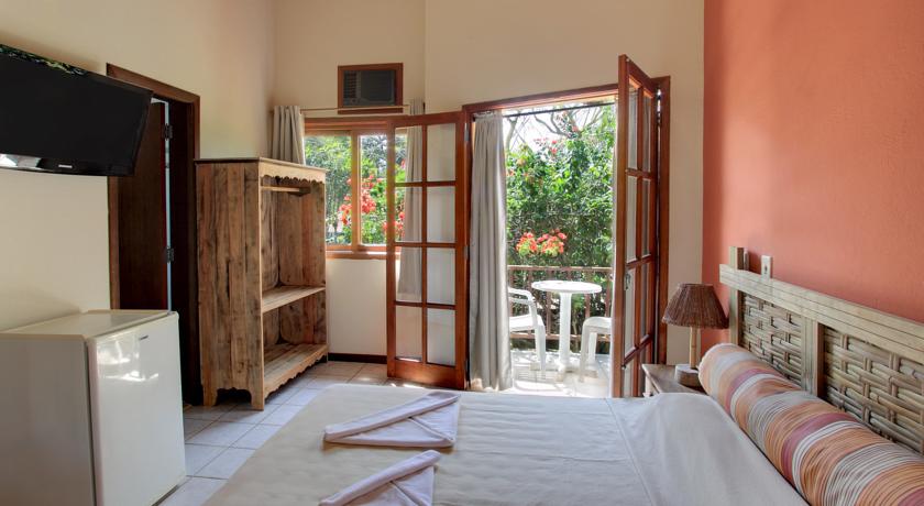 <strong>4. <a href="https://www.moryba.com.br" target="_blank" rel="noopener">Pousada Moryba</a> – Juqueí, São Sebastião</strong> A pousada está a 20 metros da praia e oferece sessões de massagem e serviço de praia com espreguiçadeiras e guarda-sóis. O ambiente é cheio de plantas e os quartos possuem varandas térreas e decoração em estilo praiano.<a href="https://www.booking.com/hotel/br/pousada-moryba.pt-br.html?aid=332455;label=viagemabril-pousadaslitoralsp;sid=eedbe6de09e709d664615ac6f1b39a5d;all_sr_blocks=40712701_100988680_0_1_0;checkin=2017-11-09;checkout=2017-11-10;dest_id=900049280;dest_type=city;dist=0;group_adults=2;hapos=1;highlighted_blocks=40712701_100988680_0_1_0;hpos=1;room1=A%2CA;sb_price_type=total;srepoch=1508446700;srfid=4d0c1ac848600af508c27fc0cbaa04caf20791a9X1;srpvid=4c6c9375a70302fb;type=total;ucfs=1�" target="_blank" rel="noopener"><em>Reserve a sua hospedagem na pousada Moryba através do Booking.com</em></a> <strong>4. <a href="https://www.moryba.com.br" target="_blank" rel="noopener">Pousada Moryba</a> – Juqueí, São Sebastião</strong> A pousada está a 20 metros da praia e oferece sessões de massagem e serviço de praia com espreguiçadeiras e guarda-sóis. O ambiente é cheio de plantas e os quartos possuem varandas térreas e decoração em estilo praiano.<a href="https://www.booking.com/hotel/br/pousada-moryba.pt-br.html?aid=332455;label=viagemabril-pousadaslitoralsp;sid=eedbe6de09e709d664615ac6f1b39a5d;all_sr_blocks=40712701_100988680_0_1_0;checkin=2017-11-09;checkout=2017-11-10;dest_id=900049280;dest_type=city;dist=0;group_adults=2;hapos=1;highlighted_blocks=40712701_100988680_0_1_0;hpos=1;room1=A%2CA;sb_price_type=total;srepoch=1508446700;srfid=4d0c1ac848600af508c27fc0cbaa04caf20791a9X1;srpvid=4c6c9375a70302fb;type=total;ucfs=1�" target="_blank" rel="noopener"><em>Reserve a sua hospedagem na pousada Moryba através do Booking.com</em></a>