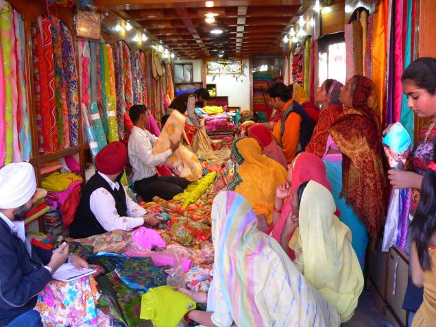 <strong>Jaipur, Índia </strong>Sob os arcos da cidade rosada, <a href="https://Sob%20os%20arcos%20da%20cidade%20rosada,%20Jaipur,%20capital%20do%20Rajast%C3%A3o,%20fervilha%20com%20seu%20com%C3%A9rcio.%20Lojas%20comuns%20vendem%20especiarias%20para%20o%20curry%20de%20todo%20dia%20e%20coloridos%20s%C3%A1ris%20para%20as%20mulheres.%20Isso%20j%C3%A1%20teria%20um%20magnetismo%20%C3%ADmpar%20n%C3%A3o%20fosse%20o%20caos%20que%20rompe%20o%20exterior.%20O%20tacho%20da%20doceria%20que%20emana%20um%20delicioso%20cheiro%20est%C3%A1%20lado%20a%20lado%20com%20uma%20multid%C3%A3o%20de%20porcos,%20macacos%20e%20pombos%20fazendo%20a%20festa%20no%20lixo%20revirado" target="_blank" rel="noopener">Jaipur</a>, capital do Rajastão, no oeste da <a href="https://viajeaqui.abril.com.br/paises/india#" target="_blank" rel="noopener">Índia</a>, fervilha com seu comércio. Lojas comuns vendem especiarias para o curry de todo dia e coloridos sáris para as mulheres. Isso já teria um magnetismo ímpar não fosse o caos que rompe o exterior. O tacho da doceria que emana um delicioso cheiro está lado a lado com uma multidão de porcos, macacos e pombos fazendo a festa no lixo revirado. Os tucs-tucs e táxis Tata barulhentos, aliados aos sons das negociações, preenchem o ar, assim como aromas indescritíveis e impossíveis de serem identificados <strong>Jaipur, Índia </strong>Sob os arcos da cidade rosada, <a href="https://Sob%20os%20arcos%20da%20cidade%20rosada,%20Jaipur,%20capital%20do%20Rajast%C3%A3o,%20fervilha%20com%20seu%20com%C3%A9rcio.%20Lojas%20comuns%20vendem%20especiarias%20para%20o%20curry%20de%20todo%20dia%20e%20coloridos%20s%C3%A1ris%20para%20as%20mulheres.%20Isso%20j%C3%A1%20teria%20um%20magnetismo%20%C3%ADmpar%20n%C3%A3o%20fosse%20o%20caos%20que%20rompe%20o%20exterior.%20O%20tacho%20da%20doceria%20que%20emana%20um%20delicioso%20cheiro%20est%C3%A1%20lado%20a%20lado%20com%20uma%20multid%C3%A3o%20de%20porcos,%20macacos%20e%20pombos%20fazendo%20a%20festa%20no%20lixo%20revirado" target="_blank" rel="noopener">Jaipur</a>, capital do Rajastão, no oeste da <a href="https://viajeaqui.abril.com.br/paises/india#" target="_blank" rel="noopener">Índia</a>, fervilha com seu comércio. Lojas comuns vendem especiarias para o curry de todo dia e coloridos sáris para as mulheres. Isso já teria um magnetismo ímpar não fosse o caos que rompe o exterior. O tacho da doceria que emana um delicioso cheiro está lado a lado com uma multidão de porcos, macacos e pombos fazendo a festa no lixo revirado. Os tucs-tucs e táxis Tata barulhentos, aliados aos sons das negociações, preenchem o ar, assim como aromas indescritíveis e impossíveis de serem identificados