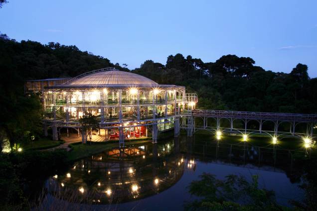 Uma bela construção de metal tubular erguida sobre um lago, com teto e paredes transparentes, o Teatro Ópera de Arame, em Curitiba (PR), recebe shows e peças de teatro Uma bela construção de metal tubular erguida sobre um lago, com teto e paredes transparentes, o Teatro Ópera de Arame, em Curitiba (PR), recebe shows e peças de teatro