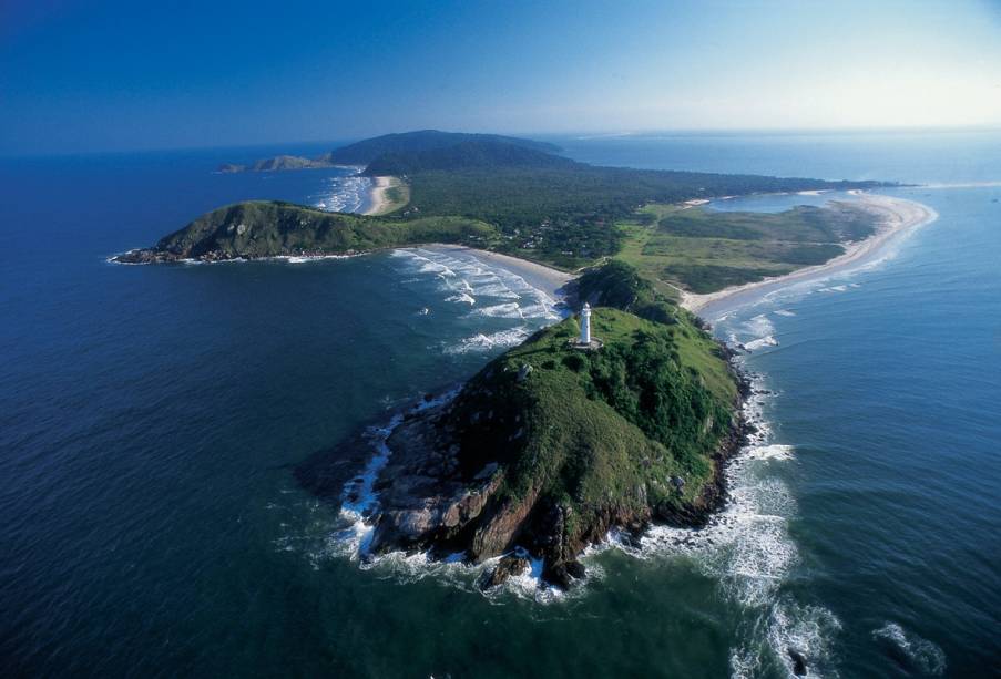 Considerada reserva da biosfera pela Unesco, a <a href="https://viajeaqui.abril.com.br/cidades/br-pr-ilha-do-mel" target="_self">Ilha do Mel</a>, no <a href="https://viajeaqui.abril.com.br/estados/br-parana" target="_self">Paran&aacute;</a>, &eacute; um para&iacute;so para quem gosta de surfe e natureza. O acesso &eacute; limitado a 5 mil pessoas por dia e o clima de rusticidade &eacute; marca registrada: carros n&atilde;o podem circular pelas ruas de terra e n&atilde;o h&aacute; postes de ilumina&ccedil;&atilde;o p&uacute;blica. Aproveite para andar de bicicleta em meio a trilhas na Mata Atl&acirc;ntica de dia e observar o c&eacute;u estrelado de noite