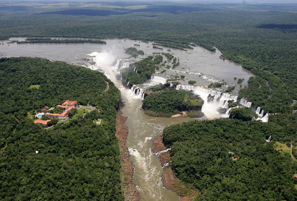 O Passeio de helicóptero proporciona uma perspectiva diferente, mas ainda assim espetacular, das Cataratas do Iguaçu (PR) e dos dois Parques Nacionais (o Brasileiro e o Argentino)