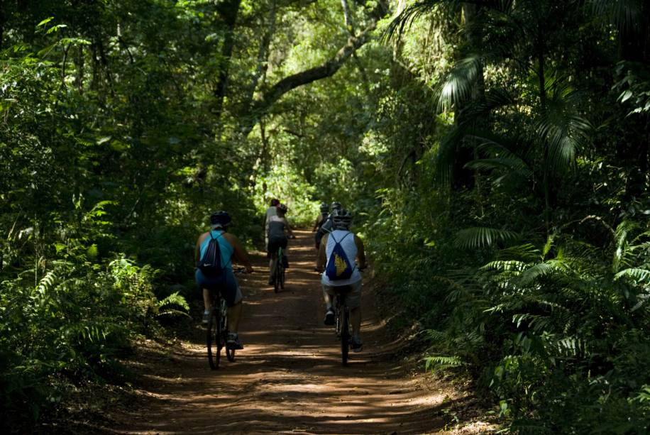 O passeio da Trilha do Poço Preto, no <strong>Parque Nacional do Iguaçu</strong>, em <a href="https://viajeaqui.abril.com.br/cidades/br-pr-foz-do-iguacu" rel="Foz do Iguaçu" target="_self">Foz do Iguaçu</a>, <a href="https://viajeaqui.abril.com.br/estados/br-parana" rel="Paraná" target="_self">Paraná</a>, começa com uma pedalada de 9 km. Após um descanso à beira do Rio Iguaçu, é hora de pegar uma lancha para navegar pelo rio e curtir o pôr do sol no final da tarde