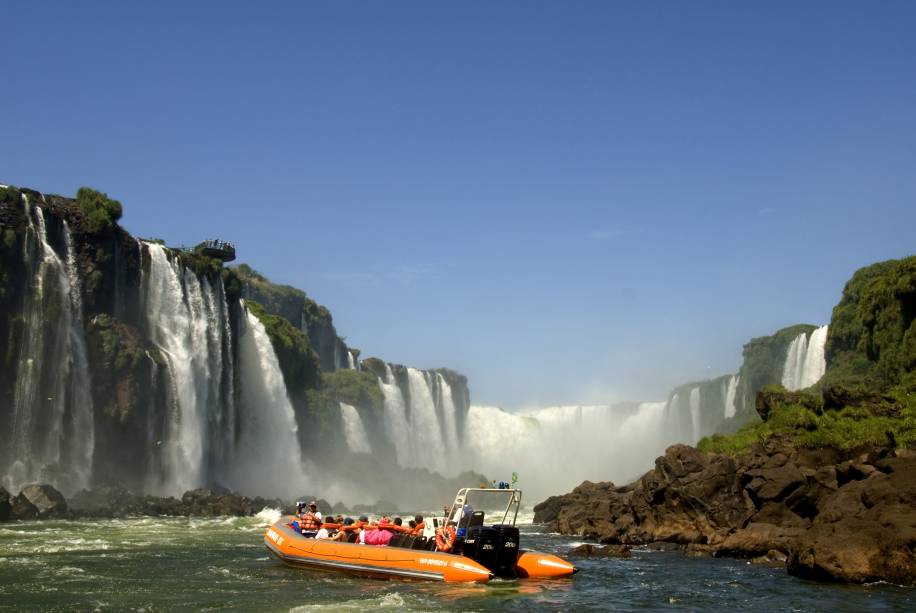 <strong>Foz do Iguaçu – 4 noites – R$ 610</strong><br />            <br />            São quatro noites de hospedagem no hotel <a href="https://viajeaqui.abril.com.br/estabelecimentos/br-pr-foz-do-iguacu-hospedagem-viale-cataratas" rel="Viale Cataratas">Viale Cataratas</a>, com café da manhã, traslados de chegada e saída e seguro Travel Ace. <br />            <br />            <strong>Quando:</strong> saídas de 1 de abril a 18 de junho<br />            <strong>Pagamento:</strong> entrada de 30% + 9x no cheque ou nos cartões de crédito<br />            <strong>Quem leva:</strong> a <strong>New Line</strong> (0800-606-2524 em São Paulo, <a href="https://www.newline.tur.br" rel="www.newline.tur.br" target="_blank">www.newline.tur.br</a>)