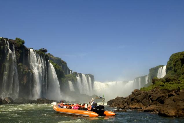 <strong>Foz do Iguaçu – 4 noites – R$ 610</strong><br /> <br /> São quatro noites de hospedagem no hotel <a href="https://viajeaqui.abril.com.br/estabelecimentos/br-pr-foz-do-iguacu-hospedagem-viale-cataratas" rel="Viale Cataratas">Viale Cataratas</a>, com café da manhã, traslados de chegada e saída e seguro Travel Ace. <br /> <br /> <strong>Quando:</strong> saídas de 1 de abril a 18 de junho<br /> <strong>Pagamento:</strong> entrada de 30% + 9x no cheque ou nos cartões de crédito<br /> <strong>Quem leva:</strong> a <strong>New Line</strong> (0800-606-2524 em São Paulo, <a href="https://www.newline.tur.br" rel="www.newline.tur.br" target="_blank">www.newline.tur.br</a>) <strong>Foz do Iguaçu – 4 noites – R$ 610</strong><br /> <br /> São quatro noites de hospedagem no hotel <a href="https://viajeaqui.abril.com.br/estabelecimentos/br-pr-foz-do-iguacu-hospedagem-viale-cataratas" rel="Viale Cataratas">Viale Cataratas</a>, com café da manhã, traslados de chegada e saída e seguro Travel Ace. <br /> <br /> <strong>Quando:</strong> saídas de 1 de abril a 18 de junho<br /> <strong>Pagamento:</strong> entrada de 30% + 9x no cheque ou nos cartões de crédito<br /> <strong>Quem leva:</strong> a <strong>New Line</strong> (0800-606-2524 em São Paulo, <a href="https://www.newline.tur.br" rel="www.newline.tur.br" target="_blank">www.newline.tur.br</a>)