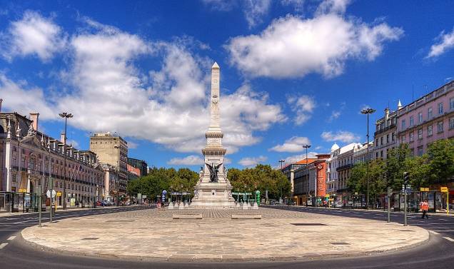 <strong>Avenida da Liberdade, <a href="https://viajeaqui.abril.com.br/cidades/portugal-lisboa" rel="Lisboa" target="_blank">Lisboa</a></strong> Apesar do nome, essa avenida é um lugar mais seletivo. Aqui ficam as lojas mais caras e abastadas da capital portuguesa - não à toa foi inspirada na <a href="https://viajeaqui.abril.com.br/estabelecimentos/franca-paris-atracao-champs-elysees" rel="Champs-Élysées" target="_blank">Champs-Élysées</a>, em <a href="https://viajeaqui.abril.com.br/cidades/franca-paris" rel="Paris" target="_blank">Paris</a> -, dividindo espaço com mansões, hotéis de luxo e monumentos históricos <strong>Avenida da Liberdade, <a href="https://viajeaqui.abril.com.br/cidades/portugal-lisboa" rel="Lisboa" target="_blank">Lisboa</a></strong> Apesar do nome, essa avenida é um lugar mais seletivo. Aqui ficam as lojas mais caras e abastadas da capital portuguesa - não à toa foi inspirada na <a href="https://viajeaqui.abril.com.br/estabelecimentos/franca-paris-atracao-champs-elysees" rel="Champs-Élysées" target="_blank">Champs-Élysées</a>, em <a href="https://viajeaqui.abril.com.br/cidades/franca-paris" rel="Paris" target="_blank">Paris</a> -, dividindo espaço com mansões, hotéis de luxo e monumentos históricos