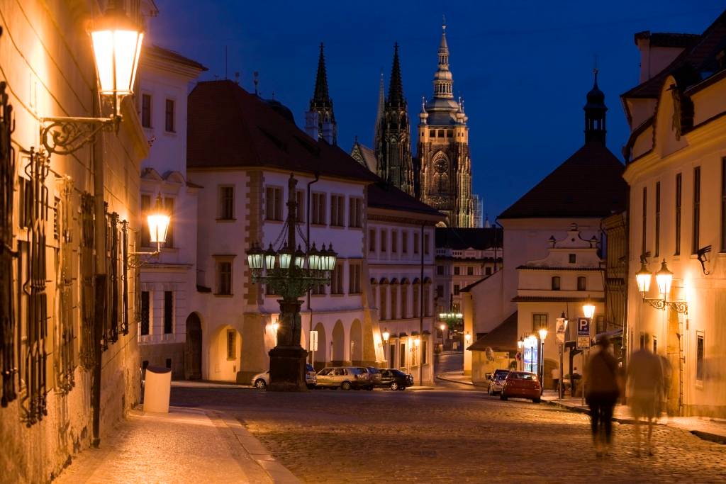 <strong><a href="https://viajeaqui.abril.com.br/cidades/republica-tcheca-praga" rel="Praga" target="_blank">Praga</a>, Rep&uacute;blica Tcheca</strong>    Em <em>A Insustent&aacute;vel Leveza do Ser</em>, Tomas era um amante um tanto insens&iacute;vel. Talvez a fuma&ccedil;a dos cigarros nos restaurantes realmente n&atilde;o contribua muito para um ar rom&acirc;ntico, mas ningu&eacute;m fica indiferente a <a href="https://viajeaqui.abril.com.br/cidades/republica-tcheca-praga" rel="Praga" target="_blank">Praga</a>.    &Agrave; noite, o Castelo domina dourado a noite da cidade, enquanto as &aacute;guas silenciosas do Moldova parecem replicar as estrofes de Dvorak. Saindo de um concerto ou caminhando sobre a Ponte Carlos, a cidade convida as pessoas a andar de m&atilde;os dadas, admirando a encantadora luz sobre o hist&oacute;rico casario