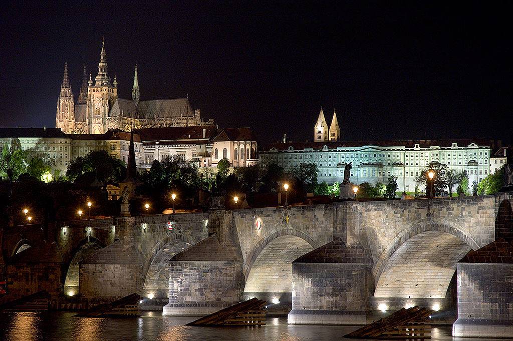 <strong>Insustentável leveza do ser – Praga</strong>O livro de Milan Kundera é quase uma ode à cidade de <strong><a href="https://viajeaqui.abril.com.br/cidades/republica-tcheca-praga " rel="Praga" target="_blank">Praga</a>, </strong><a href="https://viajeaqui.abril.com.br/paises/republica-tcheca " rel="República Tcheca" target="_blank"><strong>República Tcheca</strong></a>. Ao acompanharmos os personagens Tomas e Tereza, conhecemos mais sobre o local bem no contexto político da invasão russa na Tchecoslováquia de 1968 – período conhecido como a <em>Primavera de Praga</em>. E ainda assim tudo é encantador e vibrante. O <strong>Old Town Hall</strong>, a <a href="https://viajeaqui.abril.com.br/estabelecimentos/republica-tcheca-praga-atracao-karluv-most-ponte-carlos " rel="Ponte Carlos" target="_blank"><strong>Ponte Carlos</strong></a> (foto), a<strong> Igreja de Nossa Senhora de Týn</strong> e o<strong> Monte Petrin</strong> são paradas obrigatórias para o turista e já avisamos: é impossível caminhar em suas ruas estreitas e não sentir nada. Praga exala charme e romantismo, agito e cultura. E isto vale para todas as estações.