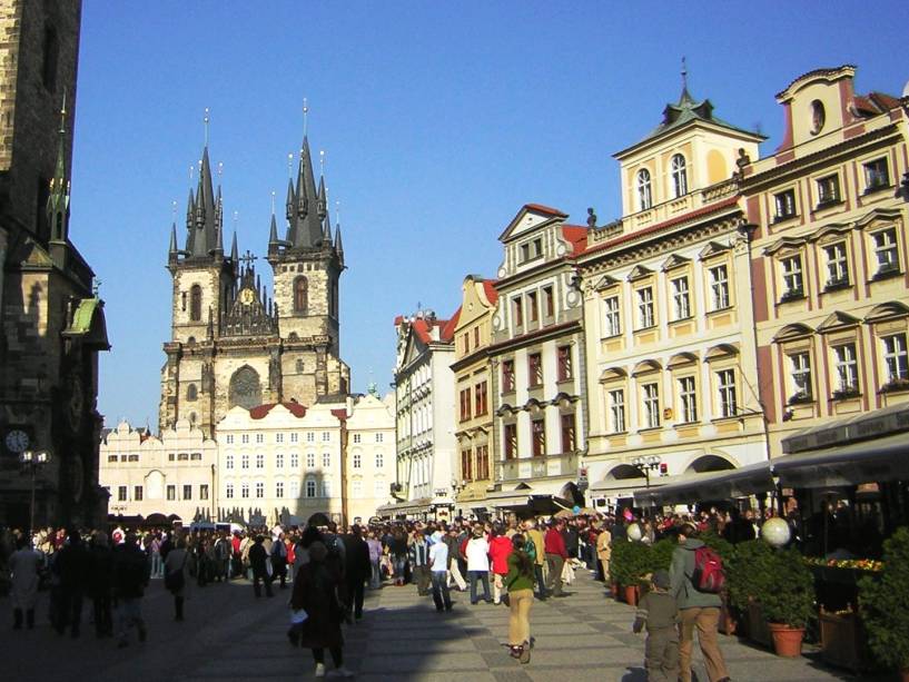 <strong>Praça da Cidade Velha (Staroměstské náměstí) – <a href="https://beta-develop.viagemeturismo.abril.com.br/cidades/praga-8/" target="_blank" rel="noopener">Praga</a> – <a href="https://beta-develop.viagemeturismo.abril.com.br/paises/republica-tcheca/" target="_blank" rel="noopener">República Tcheca</a></strong> Dominando o centro velho, a Staromestké Nám, como é conhecida pelos locais, é a mais famosa praça de Praga, dominada pelas torres góticas da igreja de Nossa Senhora de Týn e pela barroca Igreja de São Nicolas. É um grande espaço recheado por artistas de rua, lojas de suvenir, restaurantes e turistas de todas as idades, que se concentram de hora em hora para fotografar o Relógio Astronômico da Antiga Prefeitura e sua procissão de bonecos que anunciam a chegada de uma nova hora. O relógio fica na mesma torre onde foram gravadas cenas antológicas do filme “Um Dia, Um Gato”, clássico checo de 1963. Sugerimos ver a vida passar em um dos muitos bares da praça. As bebidas são mais caras aqui, mas é o preço para ter uma vista tão agradável <em><a href="https://www.booking.com/searchresults.pt-br.html?aid=332455&sid=d98f25c4d6d5f89238aebe98e11a09ba&sb=1&src=searchresults&src_elem=sb&error_url=https%3A%2F%2Fwww.booking.com%2Fsearchresults.pt-br.html%3Faid%3D332455%3Bsid%3Dd98f25c4d6d5f89238aebe98e11a09ba%3Btmpl%3Dsearchresults%3Bac_click_type%3Db%3Bac_position%3D0%3Bcity%3D-631243%3Bclass_interval%3D1%3Bdest_id%3D-1658079%3Bdest_type%3Dcity%3Bdtdisc%3D0%3Bfrom_sf%3D1%3Bgroup_adults%3D2%3Bgroup_children%3D0%3Biata%3DMEX%3Binac%3D0%3Bindex_postcard%3D0%3Blabel_click%3Dundef%3Bno_rooms%3D1%3Boffset%3D0%3Bpostcard%3D0%3Braw_dest_type%3Dcity%3Broom1%3DA%252CA%3Bsb_price_type%3Dtotal%3Bsearch_selected%3D1%3Bshw_aparth%3D1%3Bslp_r_match%3D0%3Bsrc%3Dsearchresults%3Bsrc_elem%3Dsb%3Bsrpvid%3D773e7c0923780163%3Bss%3DCidade%2520do%2520M%25C3%25A9xico%252C%2520Regi%25C3%25A3o%2520da%2520Cidade%2520do%2520M%25C3%25A9xico%252C%2520M%25C3%25A9xico%3Bss_all%3D0%3Bss_raw%3Dcidade%2520do%2520m%25C3%25A9xico%3Bssb%3Dempty%3Bsshis%3D0%3Bssne%3DBras%25C3%25ADlia%3Bssne_untouched%3DBras%25C3%25ADlia%26%3B&ss=Praga%2C+Rep%C3%BAblica+Tcheca&is_ski_area=&ssne=Cidade+do+M%C3%A9xico&ssne_untouched=Cidade+do+M%C3%A9xico&city=-1658079&checkin_year=&checkin_month=&checkout_year=&checkout_month=&group_adults=2&group_children=0&no_rooms=1&from_sf=1&ss_raw=praga&ac_position=0&ac_langcode=xb&ac_click_type=b&dest_id=-553173&dest_type=city&iata=PRG&place_id_lat=50.08773&place_id_lon=14.421133&search_pageview_id=773e7c0923780163&search_selected=true&search_pageview_id=773e7c0923780163&ac_suggestion_list_length=5&ac_suggestion_theme_list_length=0" target="_blank" rel="noopener">Busque hospedagem em Praga</a> </em>