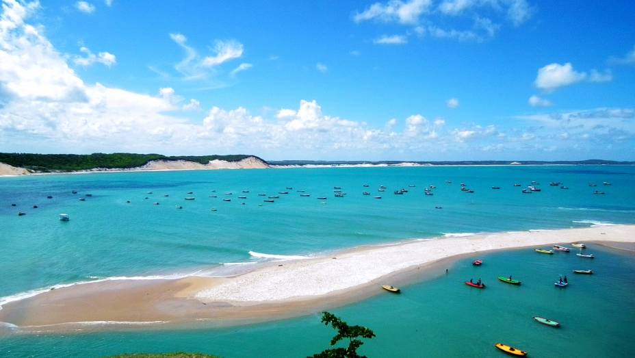 <strong><a href="https://viajeaqui.abril.com.br/estabelecimentos/br-rn-baia-formosa-atracao-praia-baia-formosa" target="_self">Praia Baía Formosa</a>, <a href="https://viajeaqui.abril.com.br/cidades/br-rn-baia-formosa/fotos" target="_self">Baía Formosa</a> </strong> A praia tem um cenário atraente, composto por barcos, dunas e falésias avermelhadas. A região atrai, sobretudo, diversos surfistas. O mirante, localizado na região central, tem a melhor e mais bela vista do local <em><a href="https://www.booking.com/city/br/baia-formosa.pt-br.html?aid=332455&label=viagemabril-praias-do-rio-grande-do-norte" target="_blank" rel="noopener">Veja preços de hotéis em Baía Formosa no Booking.com</a></em>