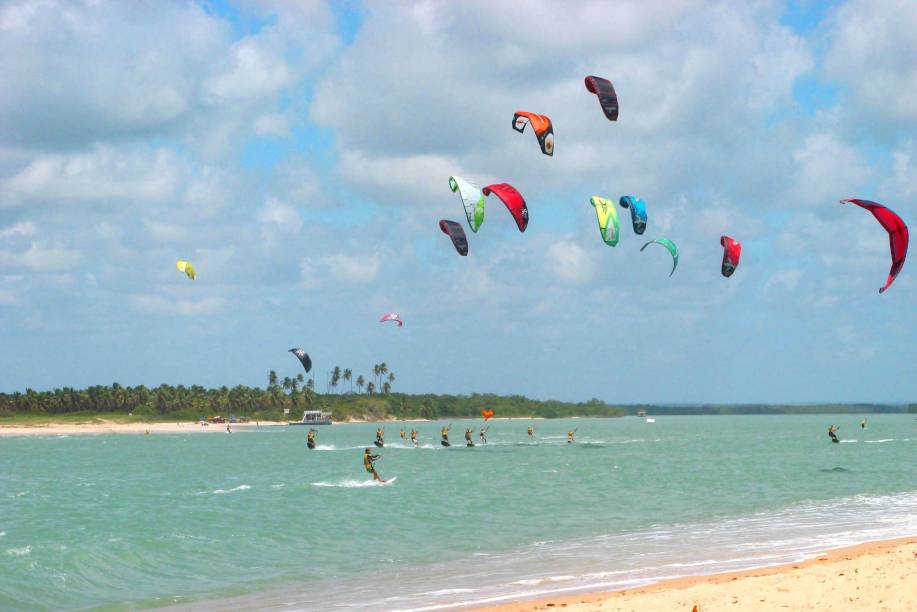 <strong><a href="https://viajeaqui.abril.com.br/estabelecimentos/br-rn-barra-do-cunhau-atracao-praia-da-barra-do-cunhau" target="_self">Praia da Barra do Cunhaú</a>, <a href="https://viajeaqui.abril.com.br/cidades/br-rn-barra-do-cunhau" target="_self">Barra do Cunhaú</a> </strong> Trechos desertos e urbanizados se alternam pela extensa região litorânea. O mar agitado é uma ótima pedida para os praticantes de kitesurfe. O lugar ainda possui areia fofa e recifes da foz do Rio Curimataú <em><a href="https://www.booking.com/city/br/barra-do-cunhau.pt-br.html?aid=332455&label=viagemabril-praias-do-rio-grande-do-norte" target="_blank" rel="noopener">Veja preços de hotéis na Barra do Cunhaú no Booking.com</a></em> <strong><a href="https://viajeaqui.abril.com.br/estabelecimentos/br-rn-barra-do-cunhau-atracao-praia-da-barra-do-cunhau" target="_self">Praia da Barra do Cunhaú</a>, <a href="https://viajeaqui.abril.com.br/cidades/br-rn-barra-do-cunhau" target="_self">Barra do Cunhaú</a> </strong> Trechos desertos e urbanizados se alternam pela extensa região litorânea. O mar agitado é uma ótima pedida para os praticantes de kitesurfe. O lugar ainda possui areia fofa e recifes da foz do Rio Curimataú <em><a href="https://www.booking.com/city/br/barra-do-cunhau.pt-br.html?aid=332455&label=viagemabril-praias-do-rio-grande-do-norte" target="_blank" rel="noopener">Veja preços de hotéis na Barra do Cunhaú no Booking.com</a></em>