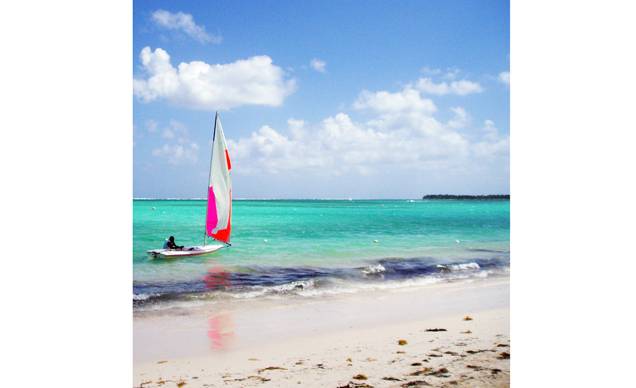 <strong> PARA ADULTOS</strong> Nas noites só para adultos no <a href="https://www.barcelo.com/barcelohotels/pt_pt/hoteis/republica-dominicana/punta-cana-praia-bavaro/hotel-barcelo-bavaro-beach/descricao-geral.aspx" target="_blank" rel="noopener">Barceló Bávaro Beach</a> os hóspedes podem usufruir de nove restaurantes à la carte, cassino e uma balada, além das instalações do Barceló Bávaro Palace Deluxe. <strong> PARA ADULTOS</strong> Nas noites só para adultos no <a href="https://www.barcelo.com/barcelohotels/pt_pt/hoteis/republica-dominicana/punta-cana-praia-bavaro/hotel-barcelo-bavaro-beach/descricao-geral.aspx" target="_blank" rel="noopener">Barceló Bávaro Beach</a> os hóspedes podem usufruir de nove restaurantes à la carte, cassino e uma balada, além das instalações do Barceló Bávaro Palace Deluxe.