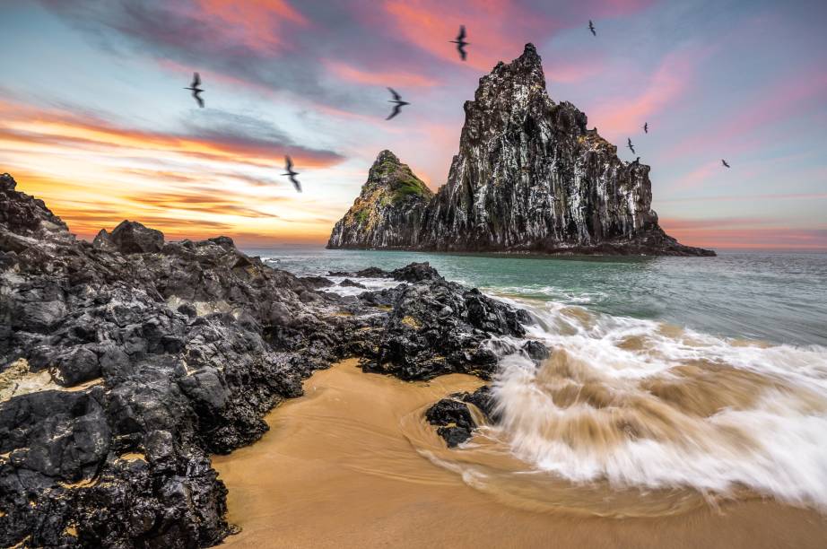 Os 900 metros de areia clara e fofa, pontuada por rochas negras, na<strong> Praia Cacimba do Padre</strong>, são contornados por morros cobertos de vegetação nativa