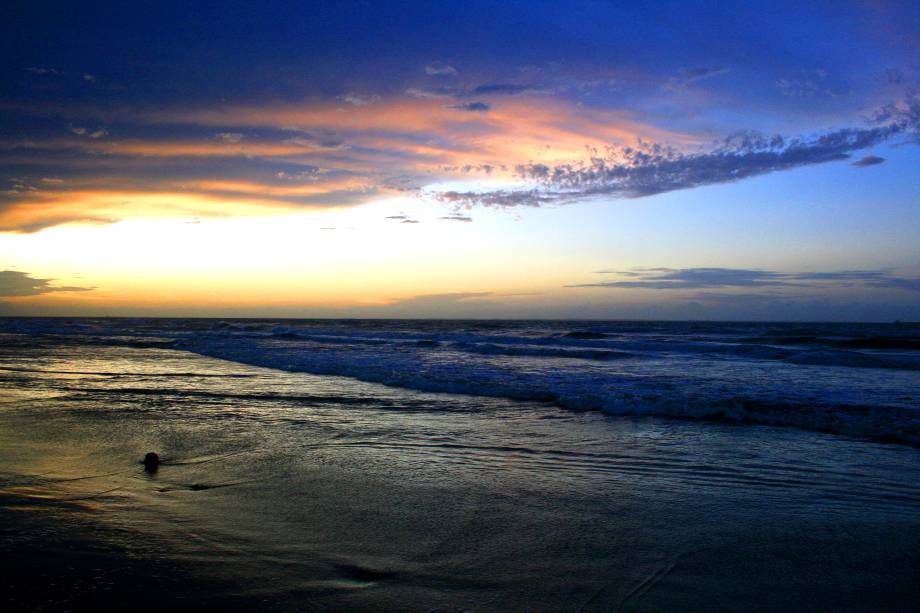 O mar calmo e a brisa leve da <strong>Praia Calhau</strong>, em <a href="https://viajeaqui.abril.com.br/cidades/br-ma-sao-luis" rel="São Luís" target="_blank">São Luís</a>, a tornam um lugar ideal para curtir um pôr do sol e comer um petisco em um dos seus quiosques ou restaurantes. À noite, é comum ver shows de música