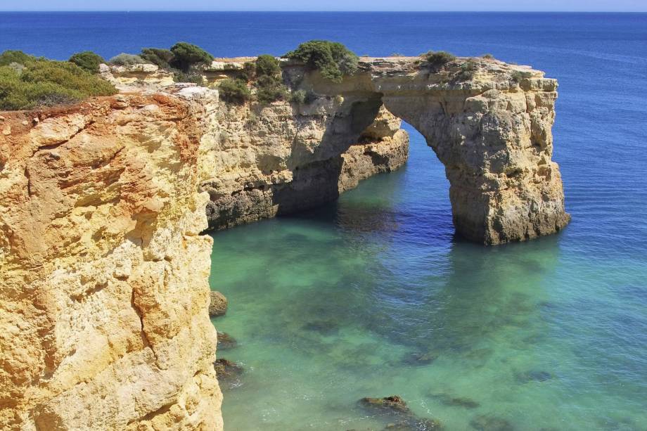 Idílica, é um verdadeiro paraíso, onde as águas do mar e as rochas formam piscinas naturais