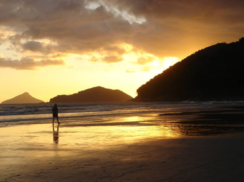 <strong>Praia da Baleia, São Sebastião (SP)</strong>                    A praia que virou viral entre crianças e adolescentes não poderia ficar de fora. A <a href="https://viajeaqui.abril.com.br/estabelecimentos/br-sp-sao-sebastiao-atracao-praia-da-baleia" rel="Baleia " target="_blank">Baleia</a> abriga condomínios de alto padrão e a pousada <a href="https://viajeaqui.abril.com.br/estabelecimentos/br-sp-sao-sebastiao-hospedagem-pousada-azul-maria" rel="Azul Maria" target="_blank">Azul Maria</a>, uma das melhores de <a href="https://viajeaqui.abril.com.br/cidades/br-sp-sao-sebastiao" rel="São Sebastião" target="_blank">São Sebastião</a>. A faixa de areia plana é ideal para uma caminhada e as ondas são moderadas, boas para os iniciantes no surfe (há, inclusive, uma escola instalada por ali, ideal para as crianças que gostam do esporte). O nome vem da ilha em frente, em formato de baleia