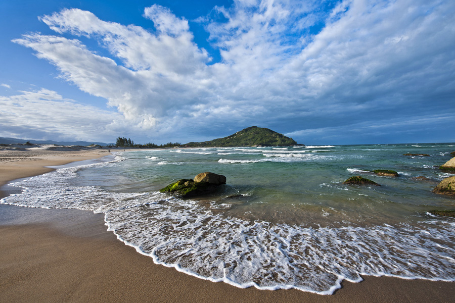 <strong>3. Praia da Ferrugem, Garopaba</strong> Isolada pelo vilarejo de mesmo nome, ganha vida na alta temporada com jovens em busca de diversão. <a href="https://www.booking.com/searchresults.pt-br.html?aid=332455&lang=pt-br&sid=eedbe6de09e709d664615ac6f1b39a5d&sb=1&src=index&src_elem=sb&error_url=https%3A%2F%2Fwww.booking.com%2Findex.pt-br.html%3Faid%3D332455%3Bsid%3Deedbe6de09e709d664615ac6f1b39a5d%3Bsb_price_type%3Dtotal%26%3B&ss=Praia+da+Ferrugem%2C+Garopaba%2C+Santa+Catarina%2C+Brasil&checkin_monthday=&checkin_month=&checkin_year=&checkout_monthday=&checkout_month=&checkout_year=&no_rooms=1&group_adults=2&group_children=0&from_sf=1&ss_raw=Praia+da+Ferrugem&ac_position=1&ac_langcode=xb&dest_id=235920&dest_type=landmark&search_pageview_id=03ce6dec981b006f&search_selected=true&search_pageview_id=03ce6dec981b006f&ac_suggestion_list_length=5&ac_suggestion_theme_list_length=0&map=1" target="_blank" rel="noopener"><em>Busque hospedagens na Praia da Ferrugem no Booking.com</em></a>