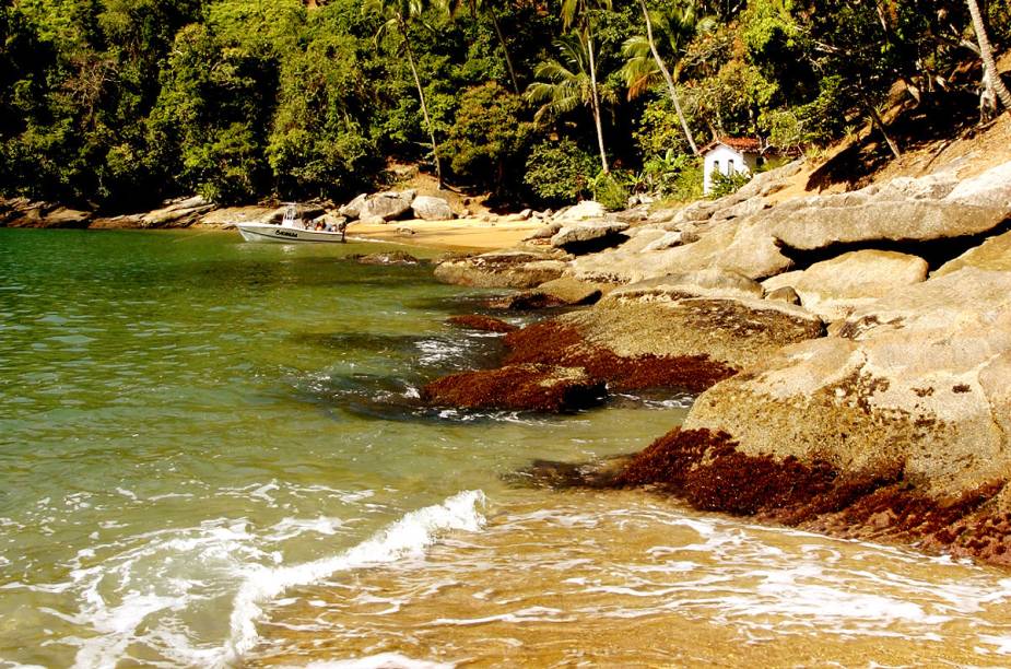 Praia da Fome, em Ilhabela, é calma e limpa - perfeita para mergulho ou snorkel. O acesso à ela é por uma trilha a pé ou de barco