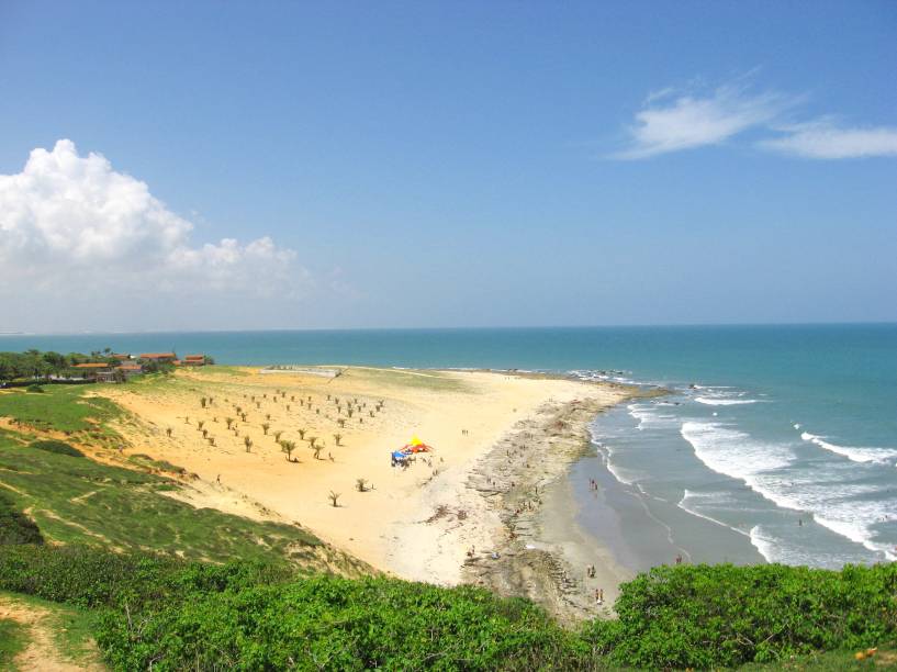 O mar revolto pede atenção: talvez não seja uma das melhores opções para mergulho. Ainda assim, a paisagem composta por uma faixa de areia estreita é muito atraente. Um bônus: a praia é o ponto de partida para a <a href="https://viajeaqui.abril.com.br/estabelecimentos/br-ce-jericoacoara-atracao-pedra-furada" target="_self">Pedra Furada</a>, um dos melhores passeios da região